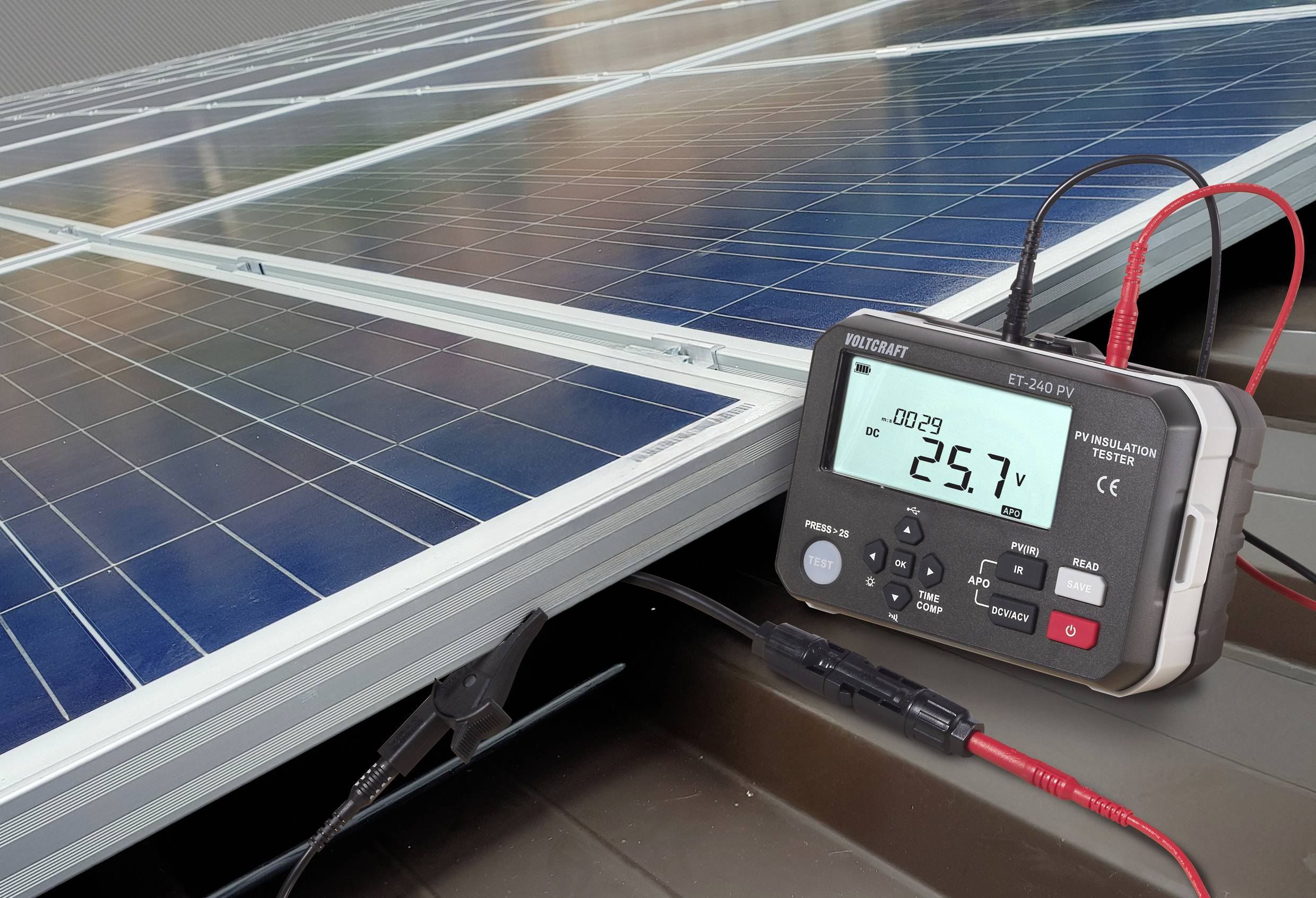 Ein digitales Multimeter zeigt '25,7 V' an und ist mit einem Solarmodul verbunden. Der Aufbau veranschaulicht die Spannungsmessung in photovoltaischen Systemen.