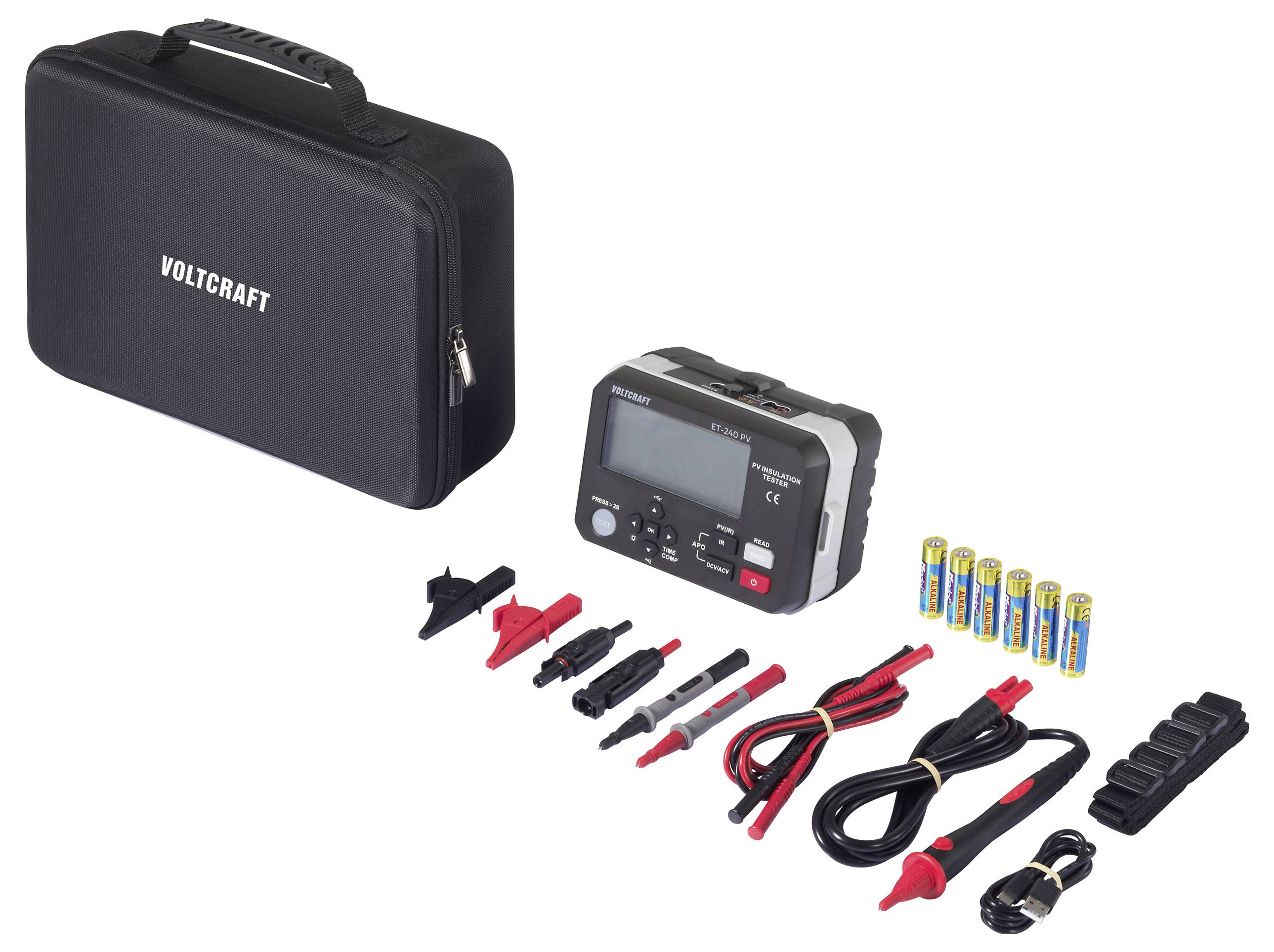 Ein schwarzer Koffer mit dem 'VOLTCRAFT'-Logo, ein elektrisches Messgerät, Batterien, verschiedene Kabel und Anschlüsse sind auf einer weißen Oberfläche angeordnet.