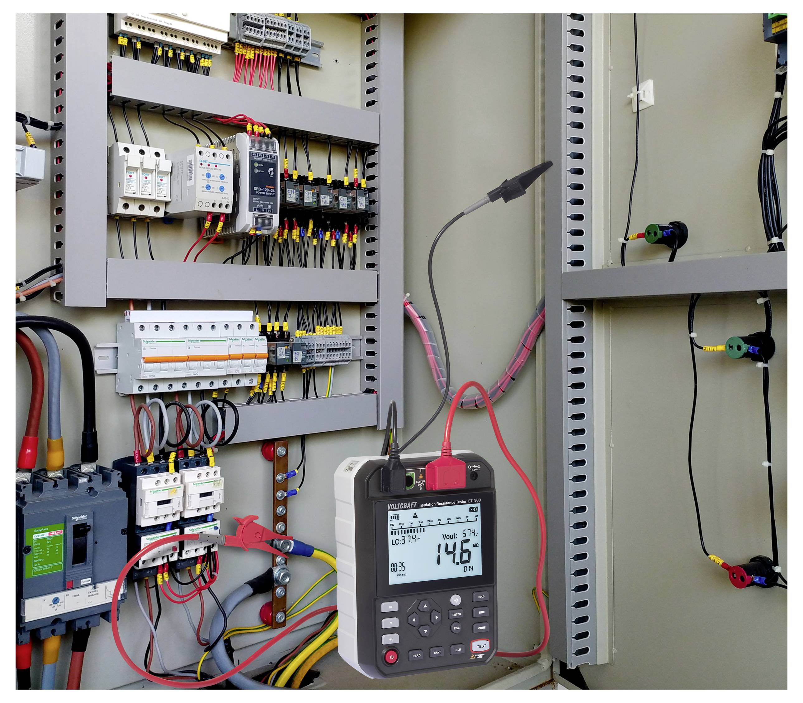 Multimeter zeigt 146 Volt an, verbunden mit einer Schalttafel mit Drähten und elektrischen Komponenten, was eine laufende elektrische Messung anzeigt.