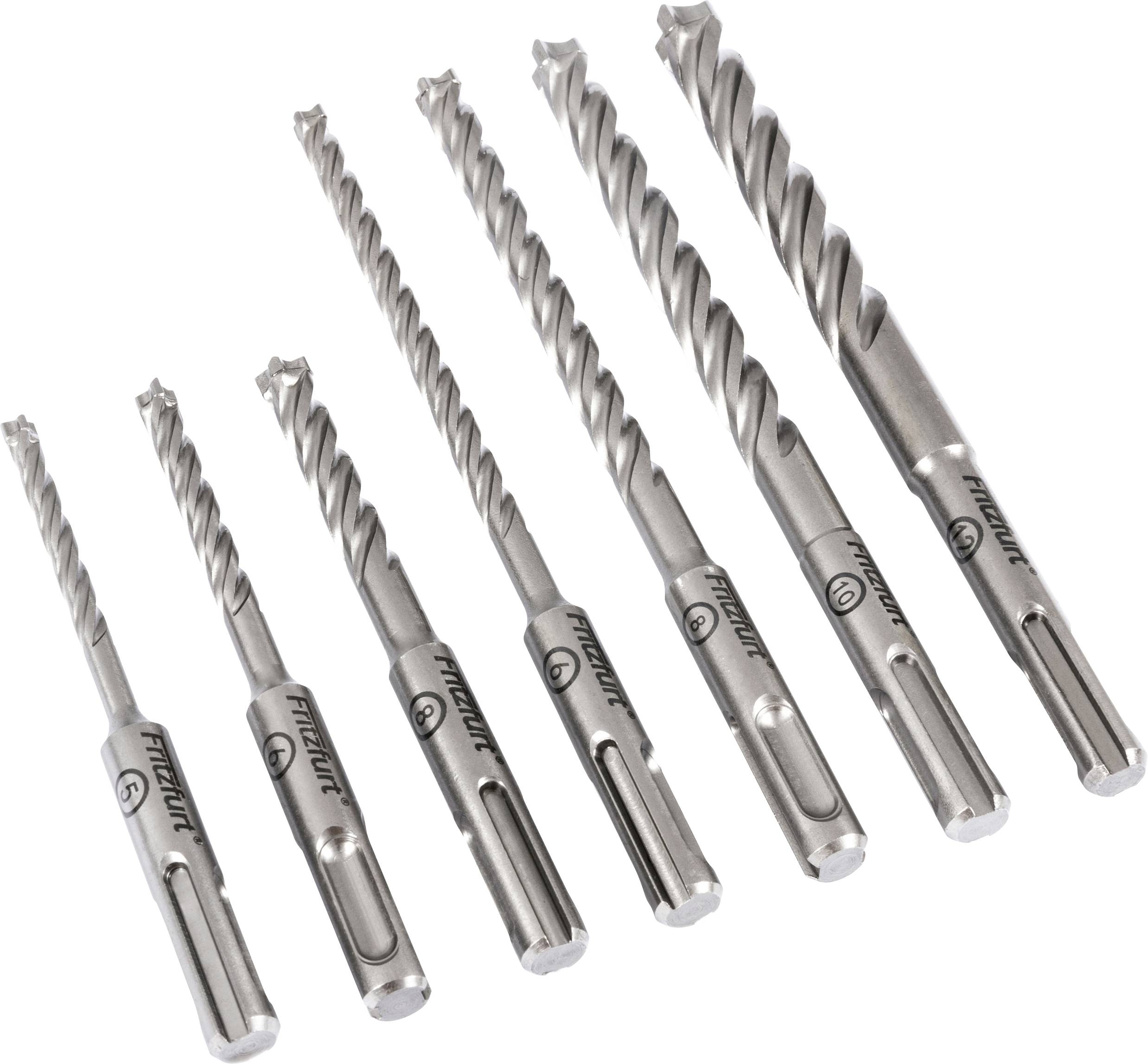 Sieben Stahlbohrer unterschiedlicher Längen in einer Reihe angeordnet, die ihre Spiraldesigns und spitzen Spitzen präsentieren. Geeignet für Maurerarbeiten.