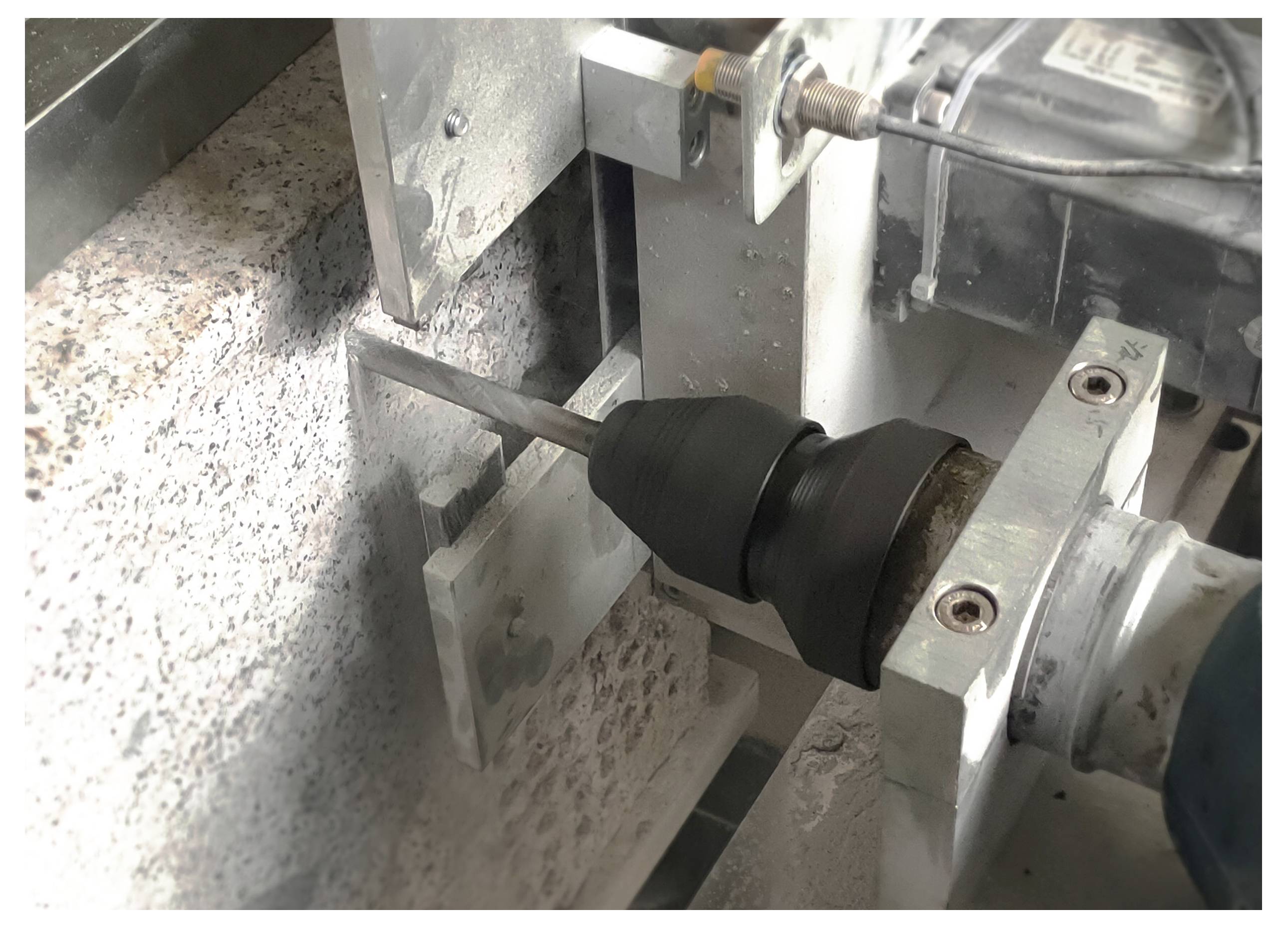 Eine Bohrmaschine wird in eine Steinschneidemaschine eingesetzt, um den Winkel einer Steinplatte für präzises Schneiden und Formen einzustellen.