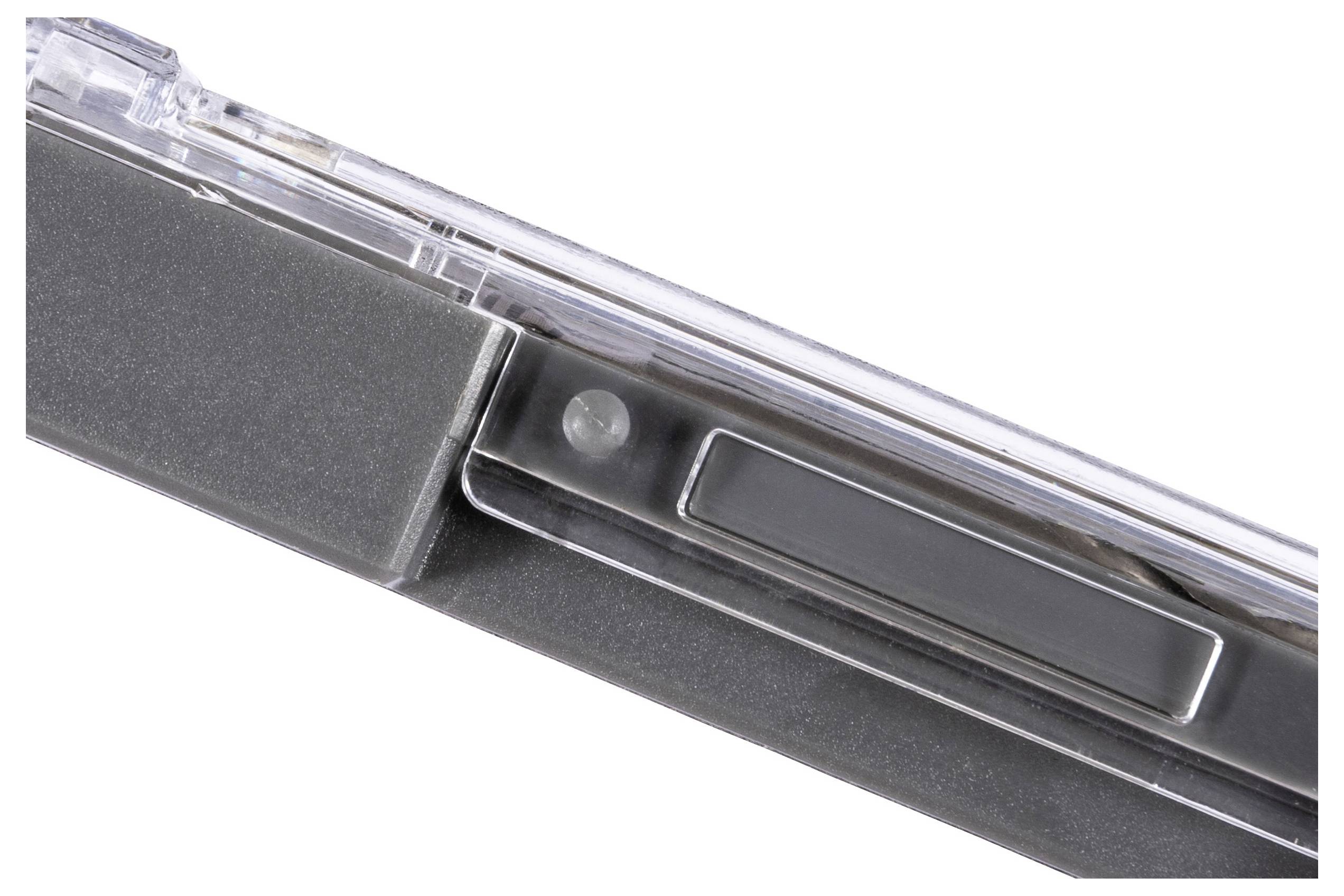 Nahaufnahme eines eleganten, klaren und schwarzen Penklemme mit minimalistischem Design, die den Mechanismus und den Befestigungspunkt an einem transparenten Stift zeigt.