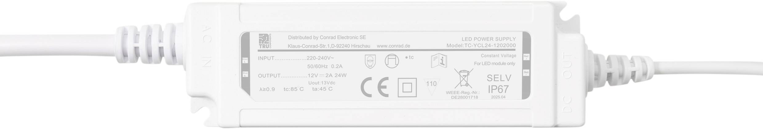 Ein weißer Netzteil mit technischen Spezifikationen und Zertifizierungslogos auf seiner Oberfläche.