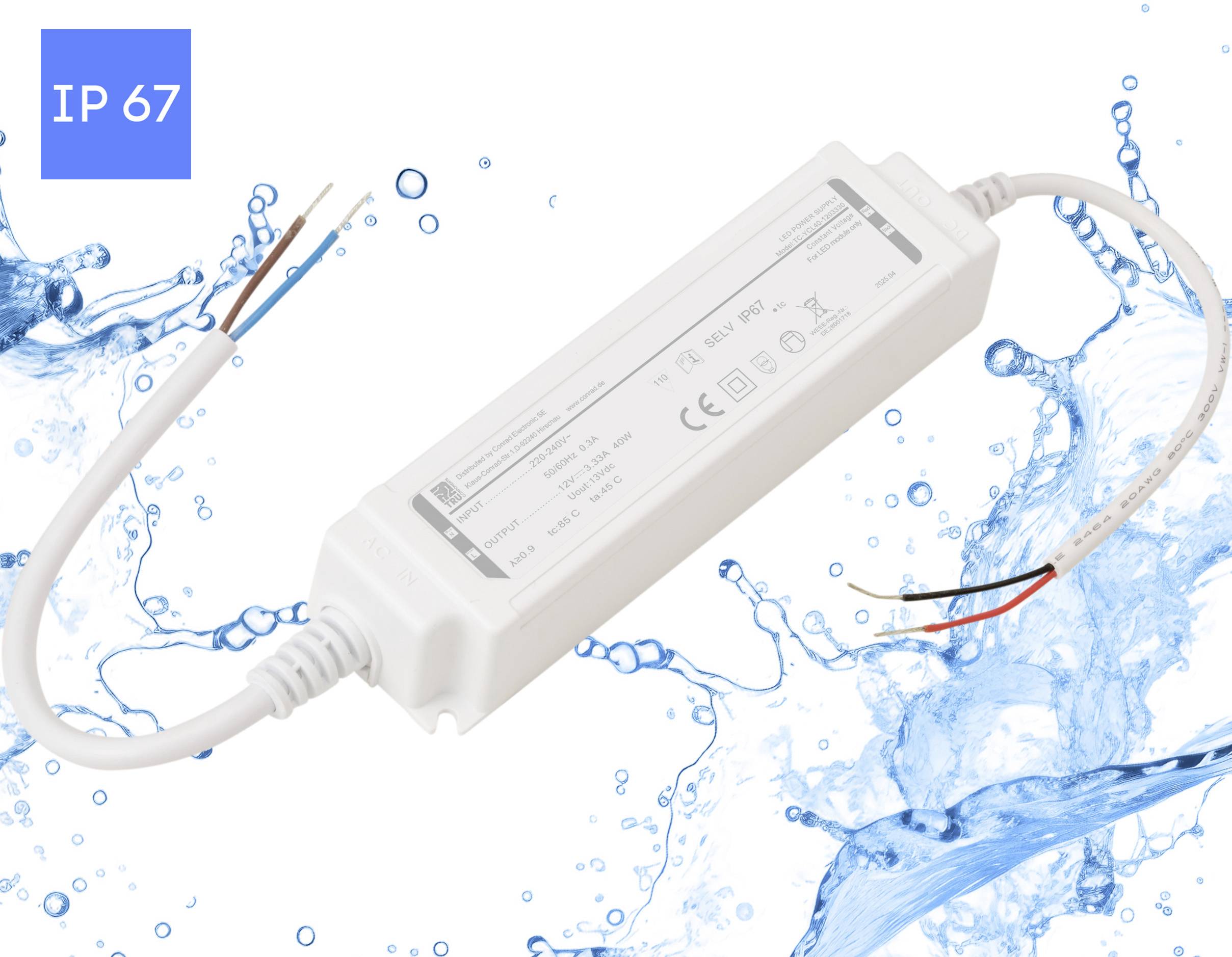 Ein weißes rechteckiges elektronisches Gerät mit der Beschriftung 'IP 67' zeigt freiliegende Drähte an beiden Enden, vor einem blauen Wasserspritzhintergrund.