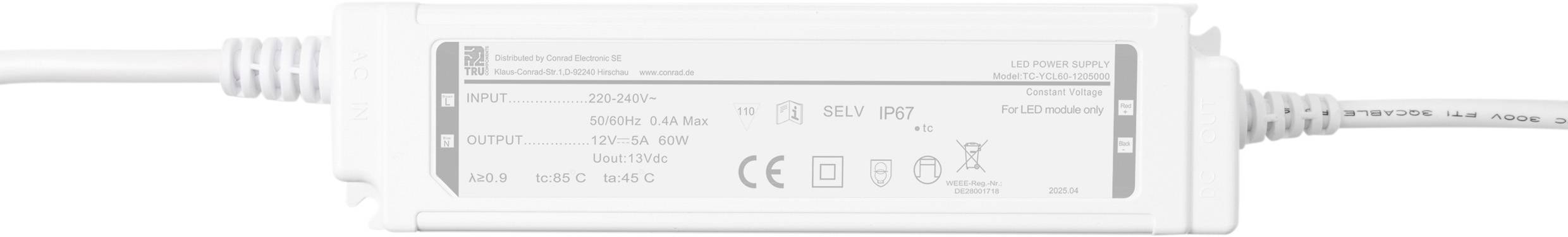 Ein weißer Elektro-Adapter mit aufgedruckten Spezifikationen, einschließlich Eingabe- und Ausgangsspannungen sowie Sicherheitszertifizierungssymbolen.