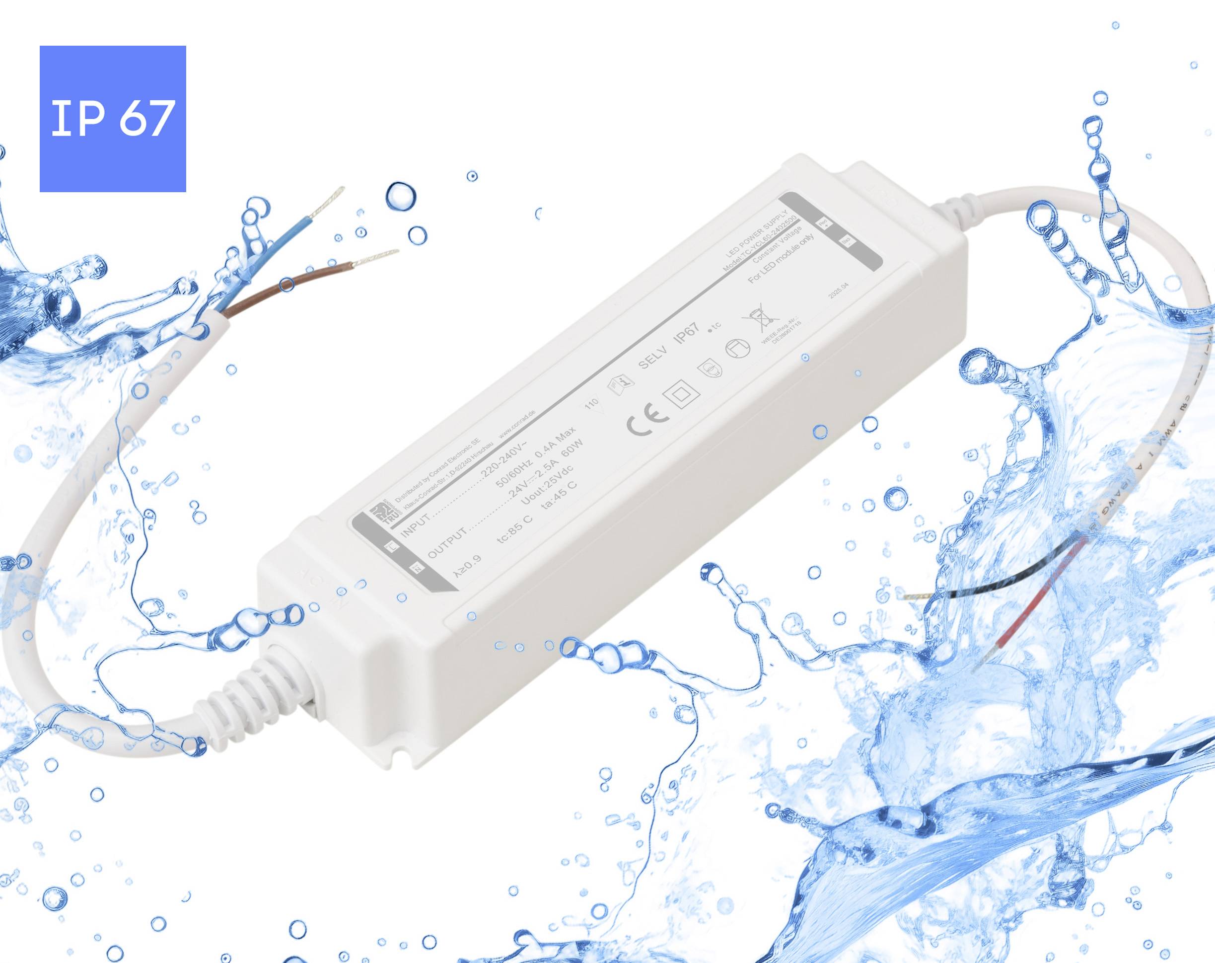 Eine wasserdichte Stromversorgungseinheit mit der Kennzeichnung 'IP 67', umgeben von spritzendem Wasser, die ihren Schutz gegen Staub und Untertauchen verdeutlicht.