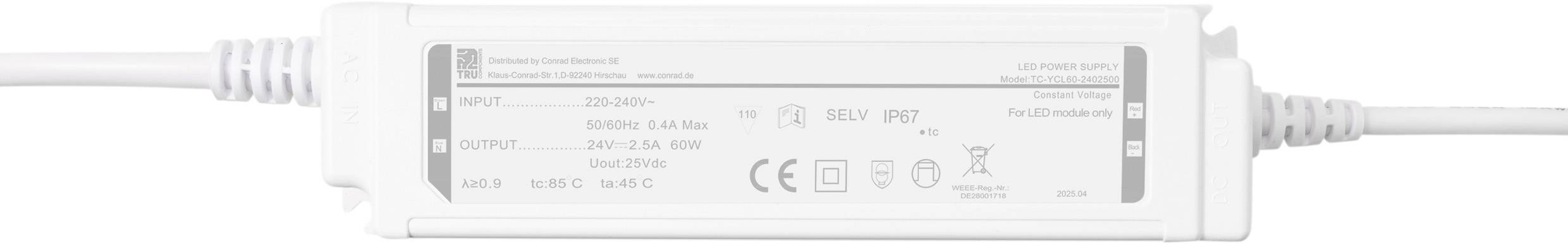 Ein weißes elektronisches Gerät mit verschiedenen Beschriftungen und Symbolen, einschließlich Spannungs- und Zertifizierungszeichen, verbunden durch weiße Kabel.