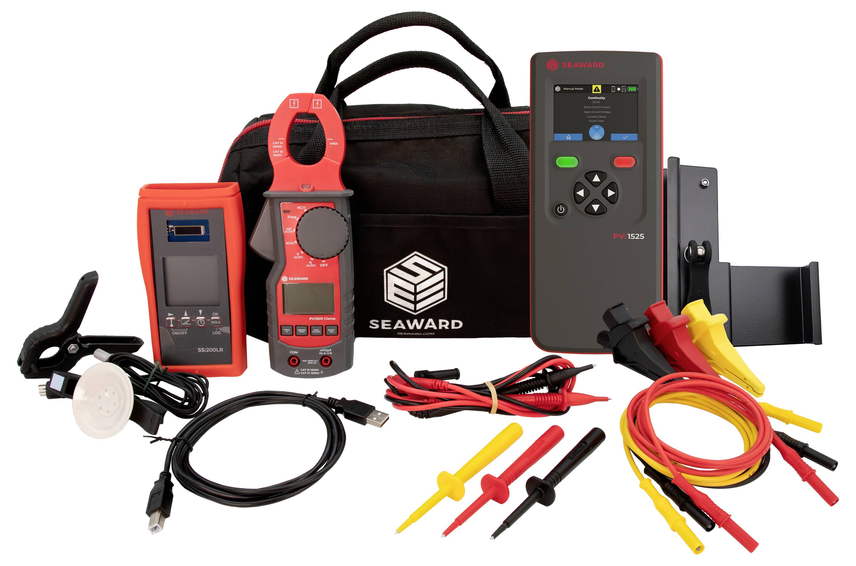Eine Sammlung von elektrischen Prüfwerkzeugen, einschließlich Multimeter, Kabel und Prüfspitzen neben einer schwarzen Tragetasche mit dem 'Seaward' Logo.