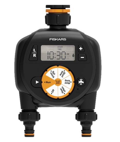 Digitaler Bewässerungstimer mit LCD-Anzeige von 'Fiskars', zeigt Uhrzeit und Programmeinstellungen für Gartenbewässerung.