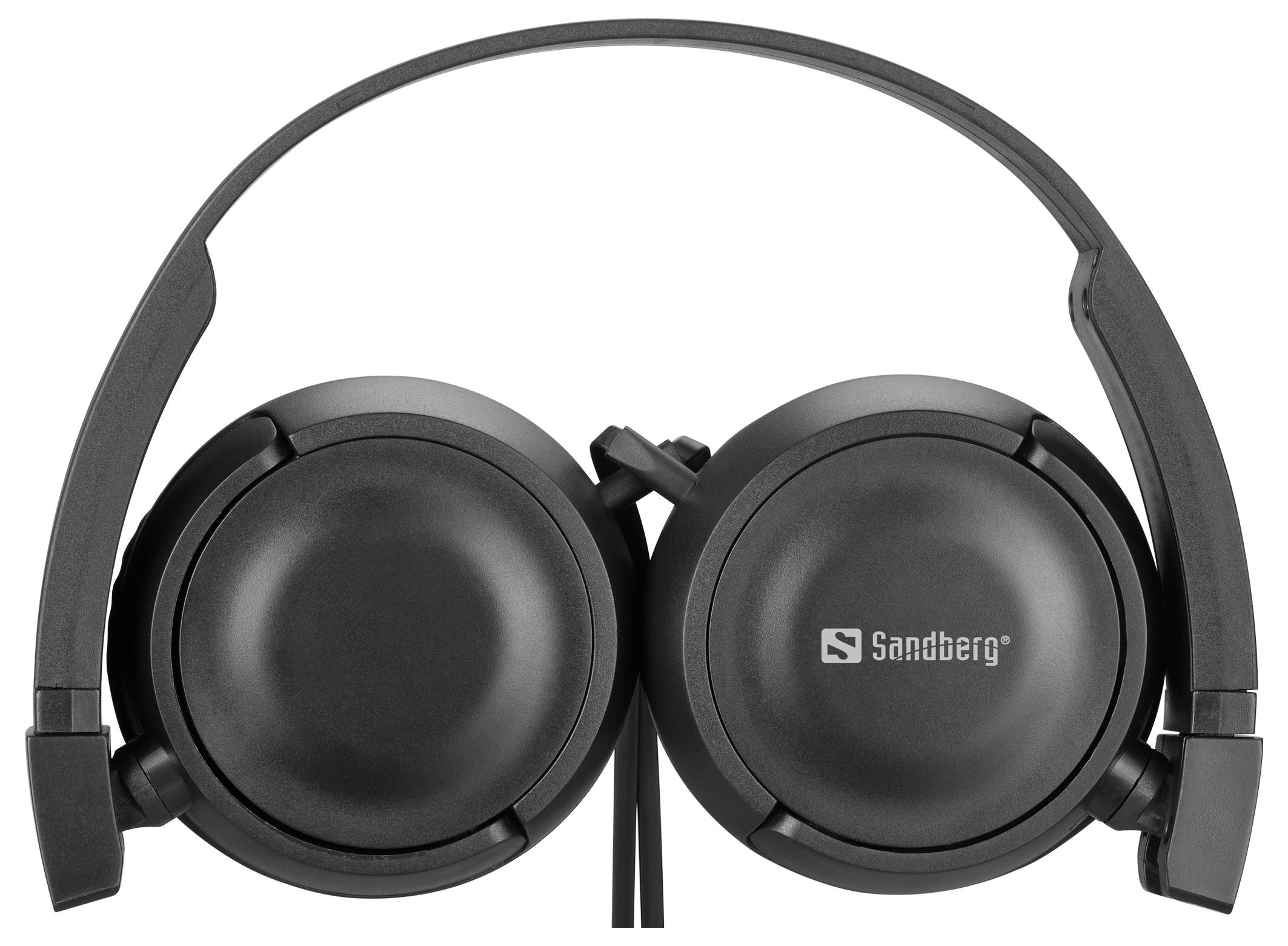 Schwarze Kopfhörer mit dem Logo 'Sandberg' auf der Ohrmuschel.