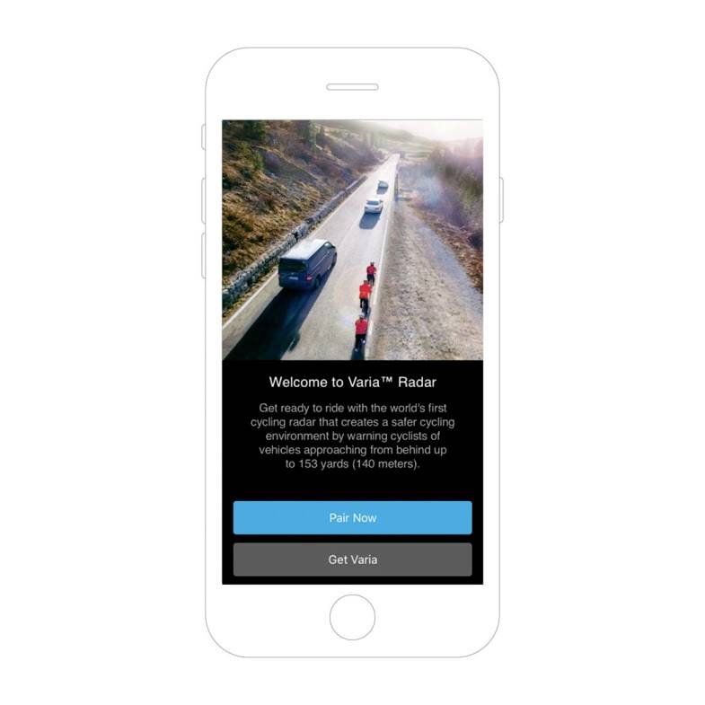 Ein Fahrradfahrer fährt auf einer Straße, gefolgt von einem Auto. Ein Warnsystem informiert über sich von hinten nähernde Fahrzeuge.