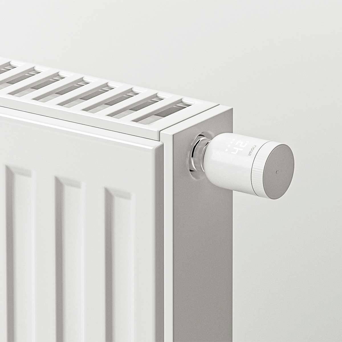 Ein weißer Heizkörper mit einem digitalen Thermostatregler an der Seite. Der Regler zeigt die Temperatur oder Einstellungen an.
