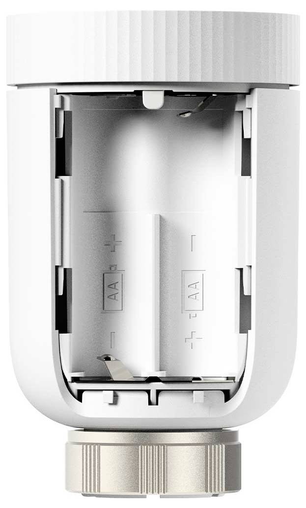 Ein weißer, zylindrischer Smart-Heizkörperthermostat mit abgenommenem Deckel zeigt zwei AA-Batteriefächer im Inneren.