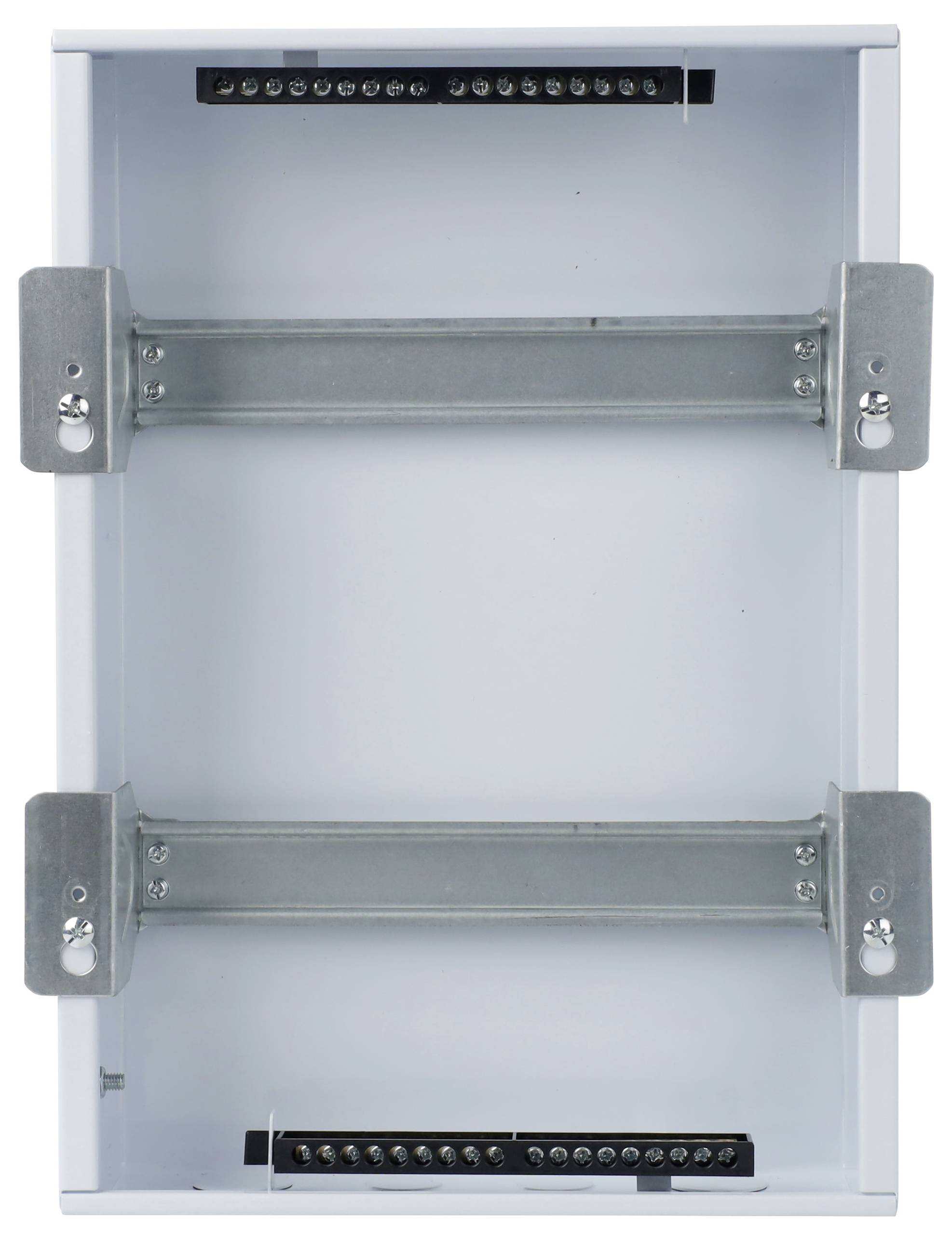 Ein leerer Metallschaltschrank mit Befestigungsbügeln und Anschlussklemmen, die sich im oberen und unteren Innenbereich befinden.