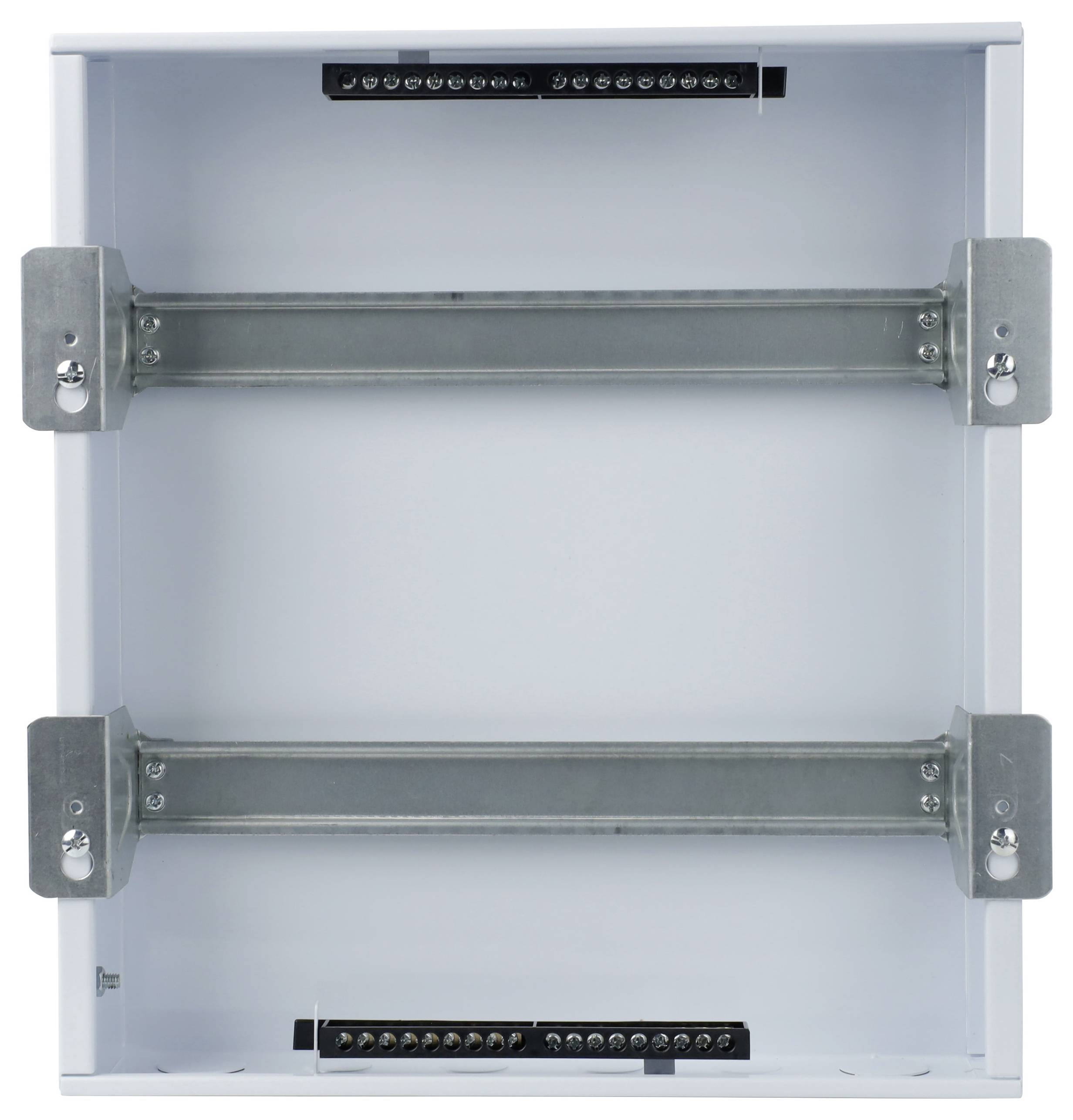 Ein Metallgehäuse für elektrische Komponenten mit drei horizontalen Montageschienen für Bauteile, ausgestattet mit Anschlussklemmen an Ober- und Unterseite.