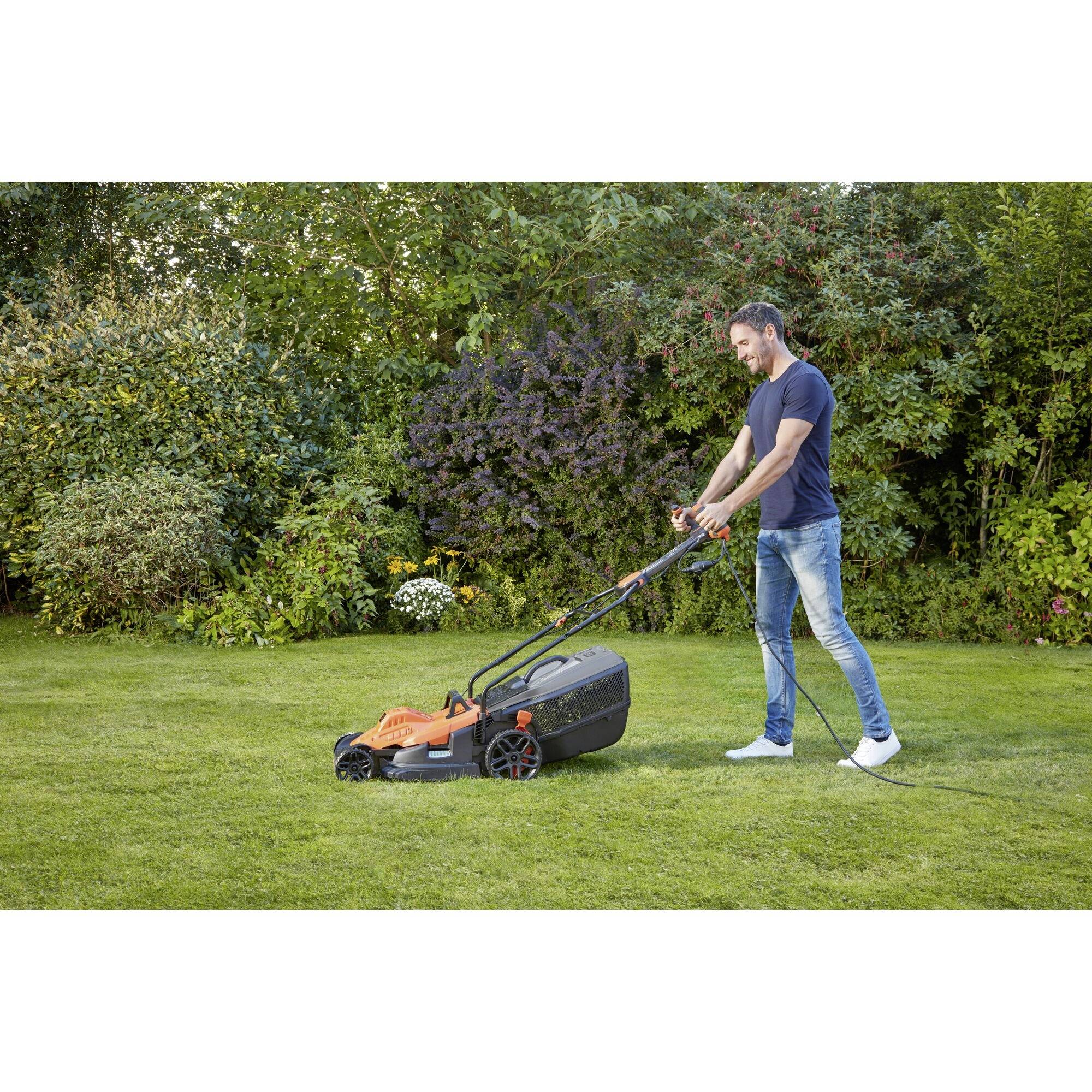 Black & Decker Elektro Rasenmäher mit Schnitthöhenverstellung, Höhenverstellbarer Griff mit Klappfunktion 1800W Schnittbreite