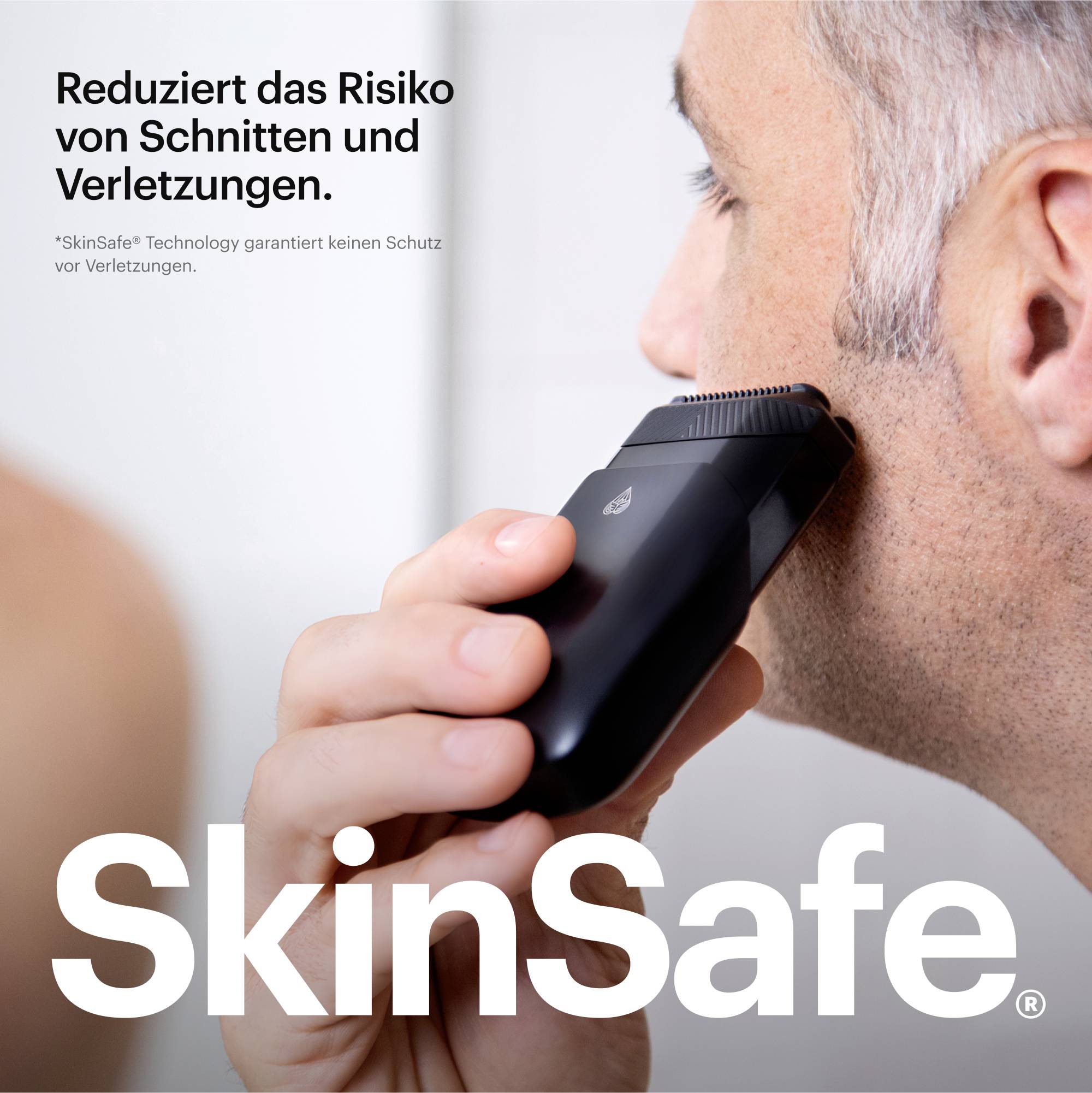 Ein Mann rasiert sich mit einem Rasierer. Der Text betont die reduzierte Gefahr von Schnitten und Verletzungen dank der 'SkinSafe' Technologie.
