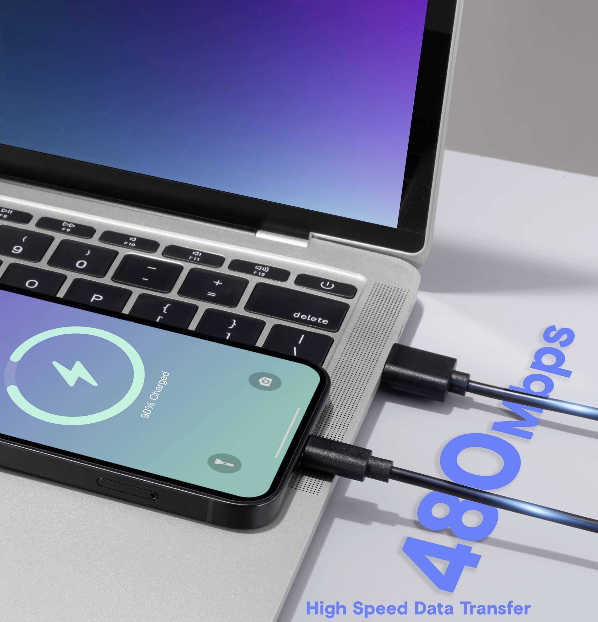 Ein Smartphone lädt, mit einem Laptop via Kabel verbunden, das mit '480 Mbps High-Speed-Datenübertragung' beschriftet ist. Der Bildschirm des Telefons zeigt 'Synchronisierung abgeschlossen'.