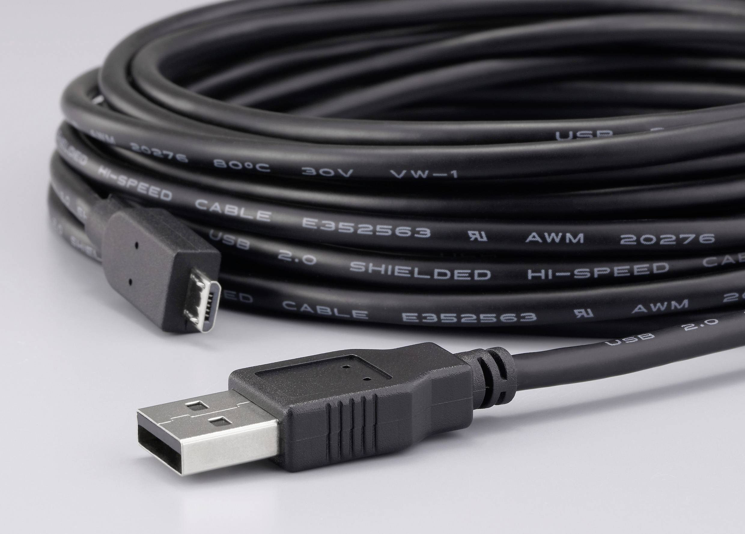 Ein aufgerolltes schwarzes USB-Kabel mit einem Micro-USB-Anschluss auf der einen und einem Standard-USB-Anschluss auf der anderen Seite, das für Datenübertragung verwendet wird.