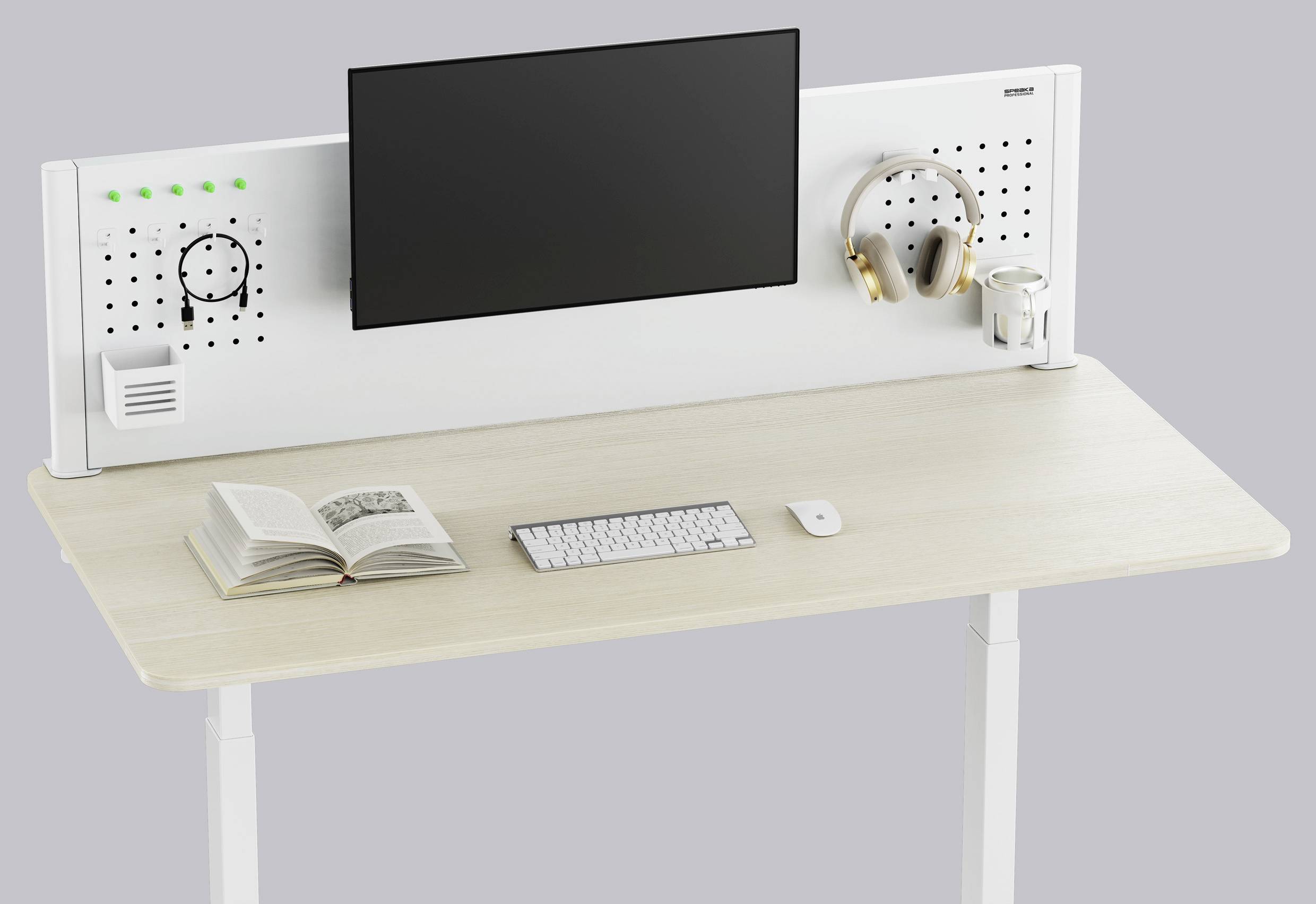 Ein moderner, aufgeräumter Schreibtisch mit Monitor, Tastatur, Maus, aufgeschlagenem Buch, Kopfhörern, Uhr und einer Pflanze auf einer hellen Holzoberfläche.