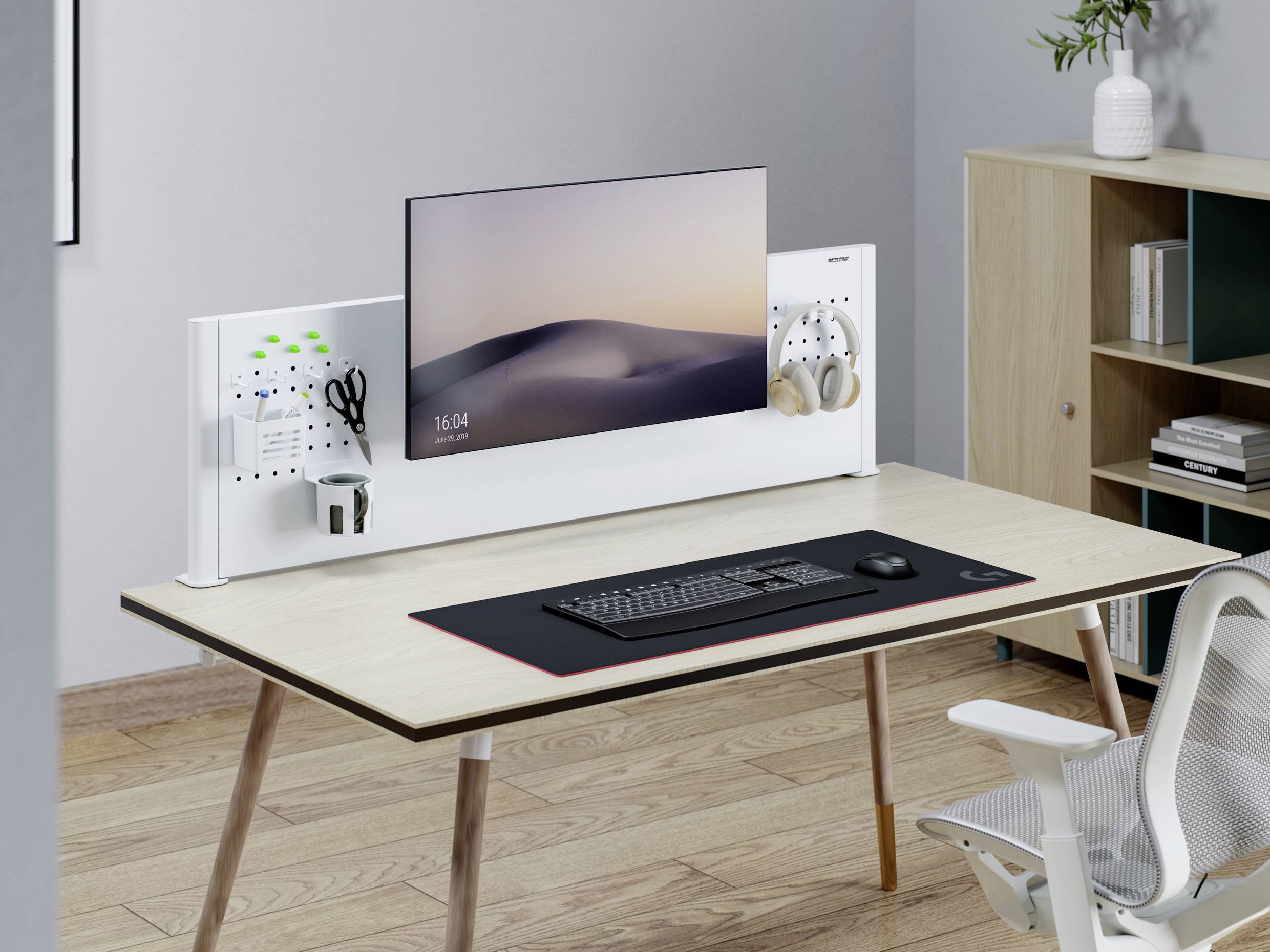 Ein modernes Schreibtisch-Setup mit einem Flachbildschirm, Tastatur, Maus und Kopfhörern auf einem aufgeräumten, minimalistischen Arbeitsplatz.