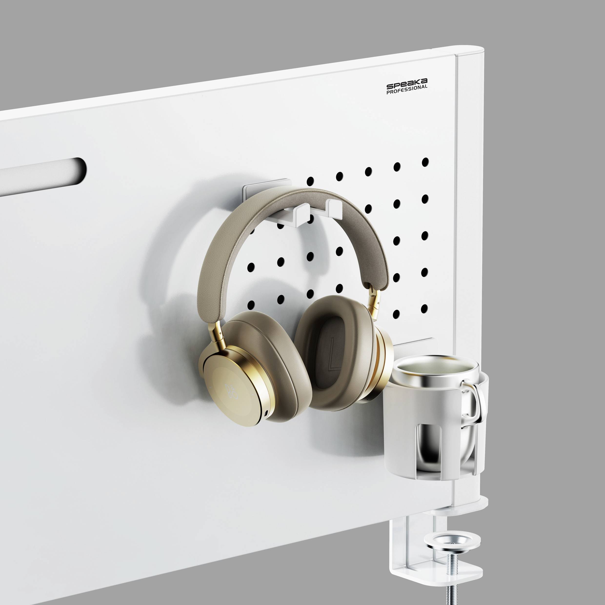 Kopfhörer, die an einer weißen Lochplatte neben einem Becherhalter hängen und dadurch einen organisierten Arbeitsplatz-Zubehör-Aufbau veranschaulichen.