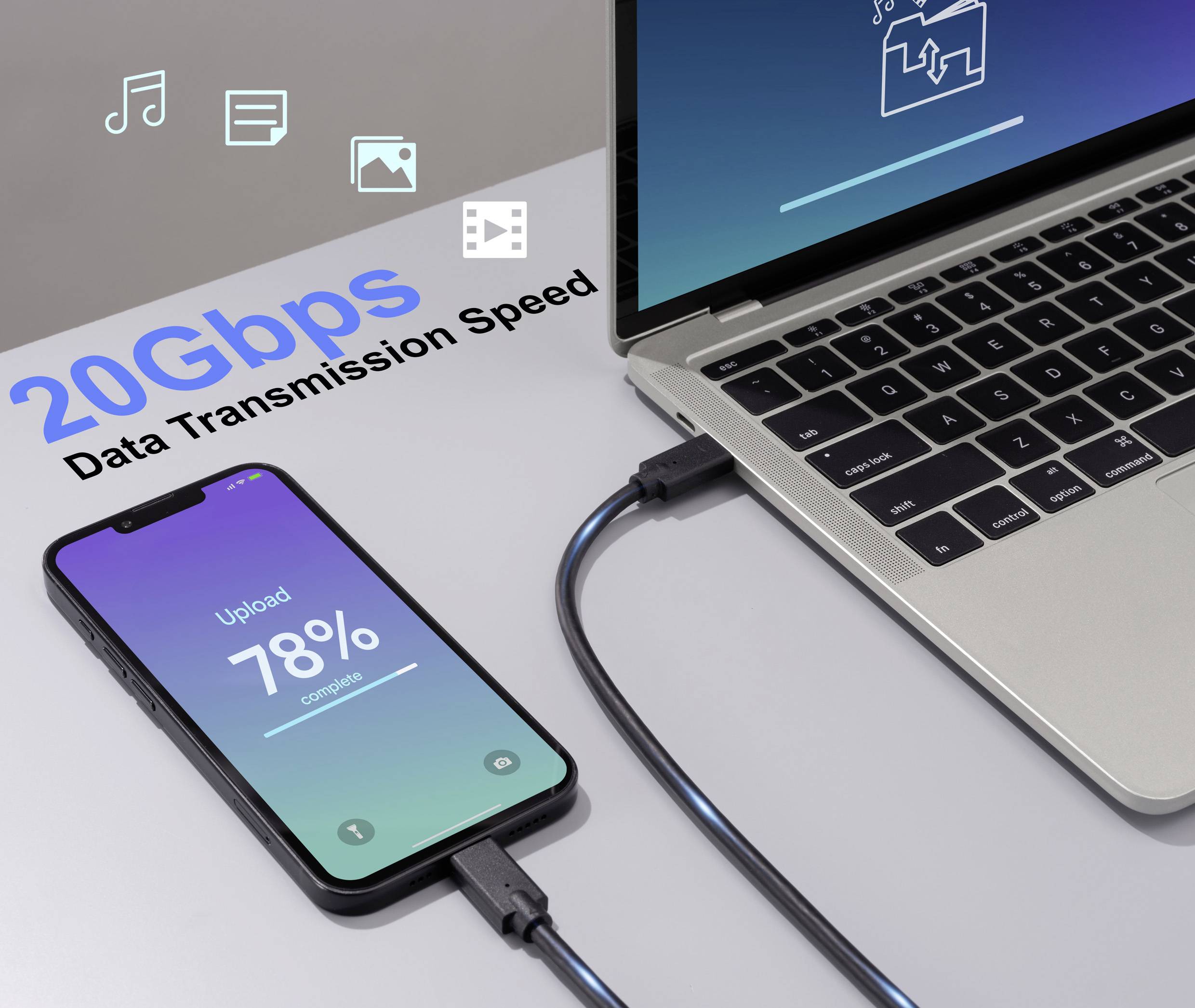 Ein Smartphone, das über ein Kabel mit einem Laptop verbunden ist, zeigt 'Upload 78%'. Der Text gibt '20Gbps Datenübertragungsgeschwindigkeit' an. Musik-, Video- und Dokumenten-Symbole erscheinen darüber.