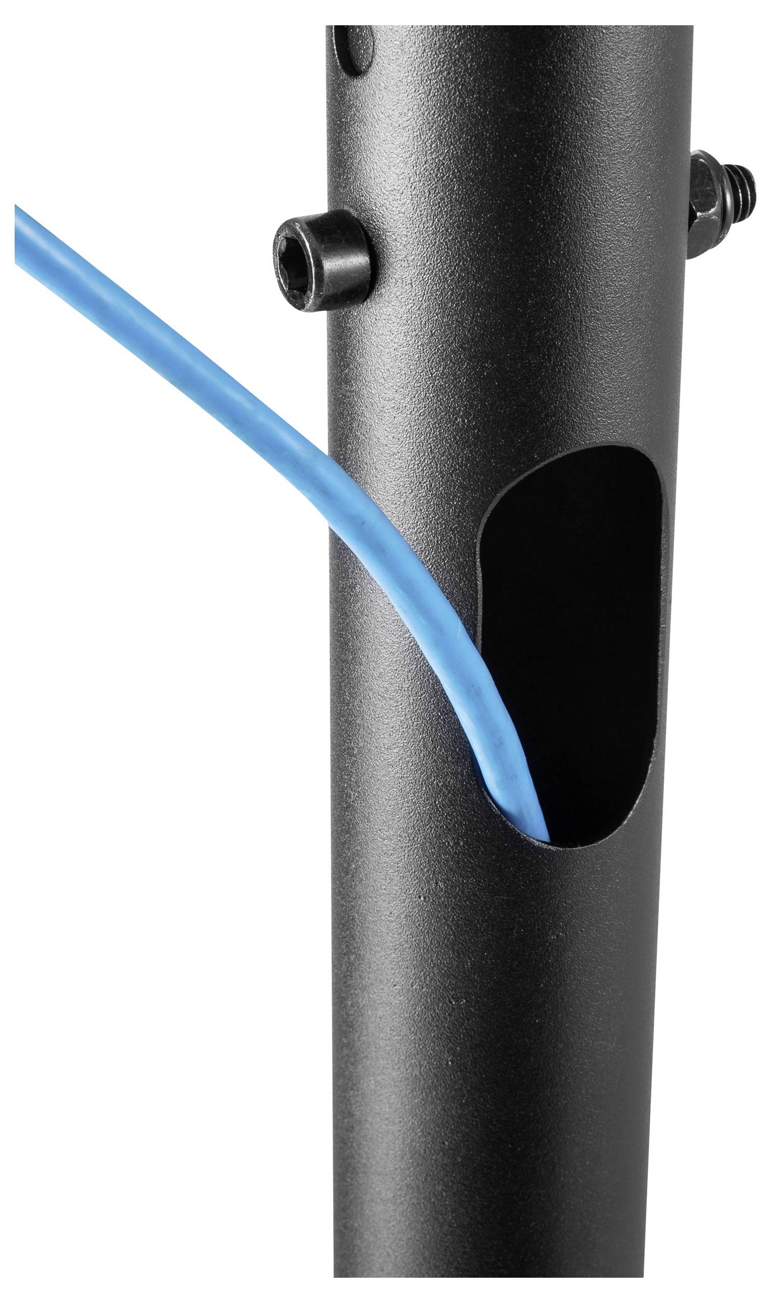 Eine Nahaufnahme eines schwarzen Metallrohrs mit einem blauen Kabel, das durch eine ovale Öffnung geführt wird, was auf Kabelführung oder strukturelle Integration hindeutet.