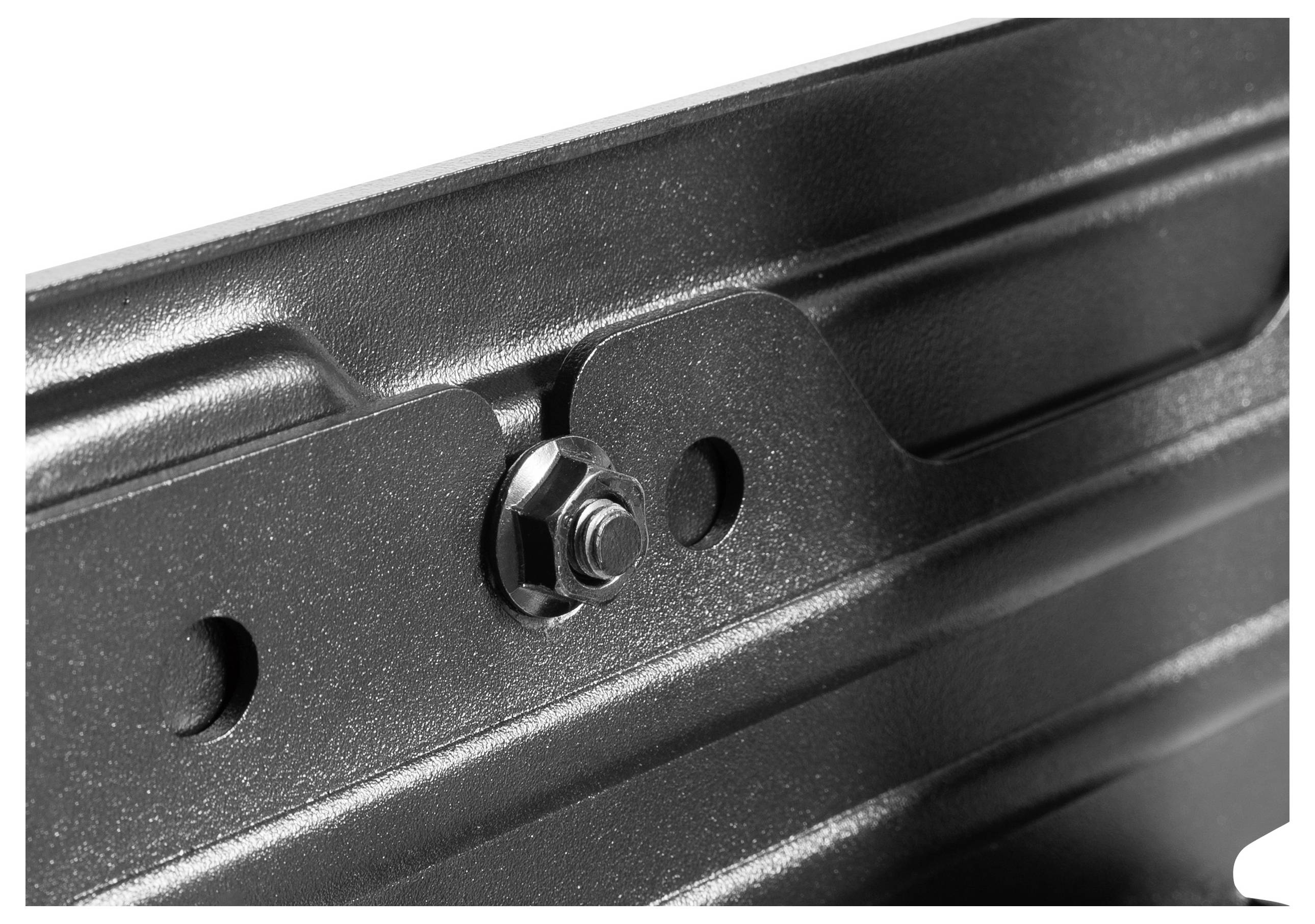 Eine Nahaufnahme einer Metallschraube auf einer strukturierten metallischen Oberfläche, die industrielle Hardwarekomponenten für den Bau veranschaulicht.