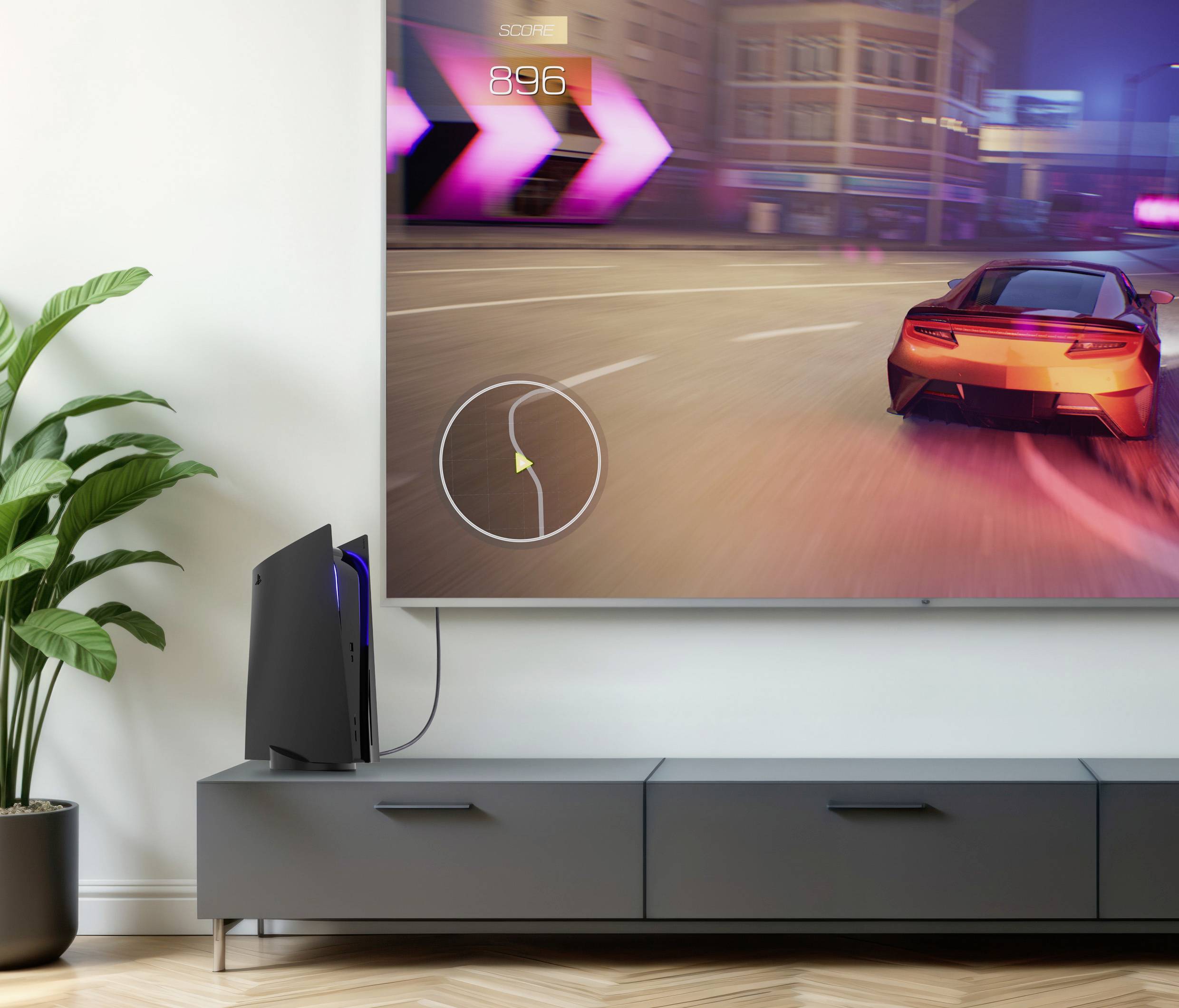Eine Videospielszene auf einem Fernseher, die einen Rennwagen auf einer Stadtstraße mit einer Geschwindigkeit von 896 zeigt, mit einer nahegelegenen Spielkonsole und einer Zimmerpflanze.