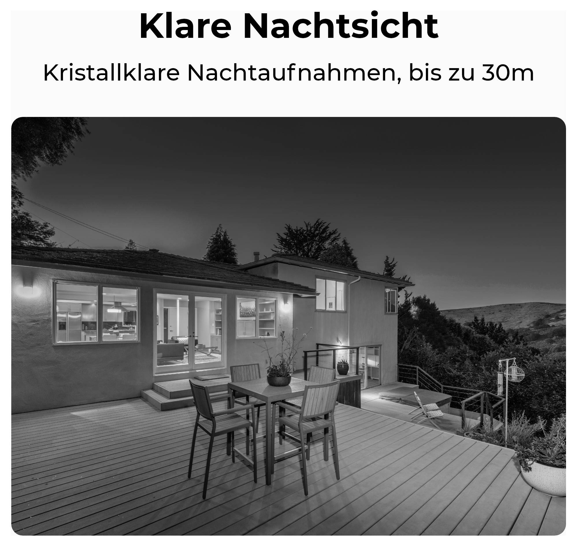 Eine Nachtansicht eines modernen Hauses mit Außensitzgelegenheiten auf einer Terrasse, umgeben von Bäumen, die eine klare Nachtsicht bis zu 30 Metern zeigt.