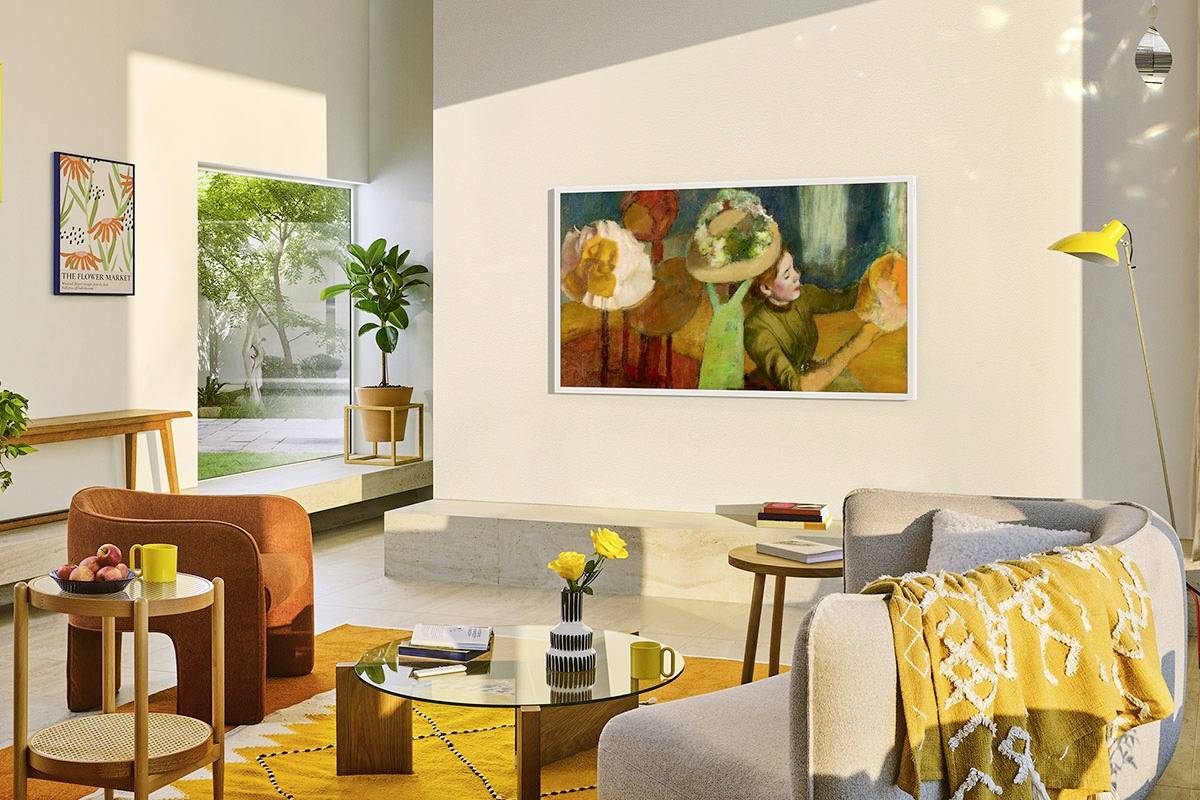 Ein gemütliches Wohnzimmer mit modernen Möbeln, gelben Akzenten und einem großen Gemälde an der Wand. Außen ist ein sonniger Garten sichtbar.