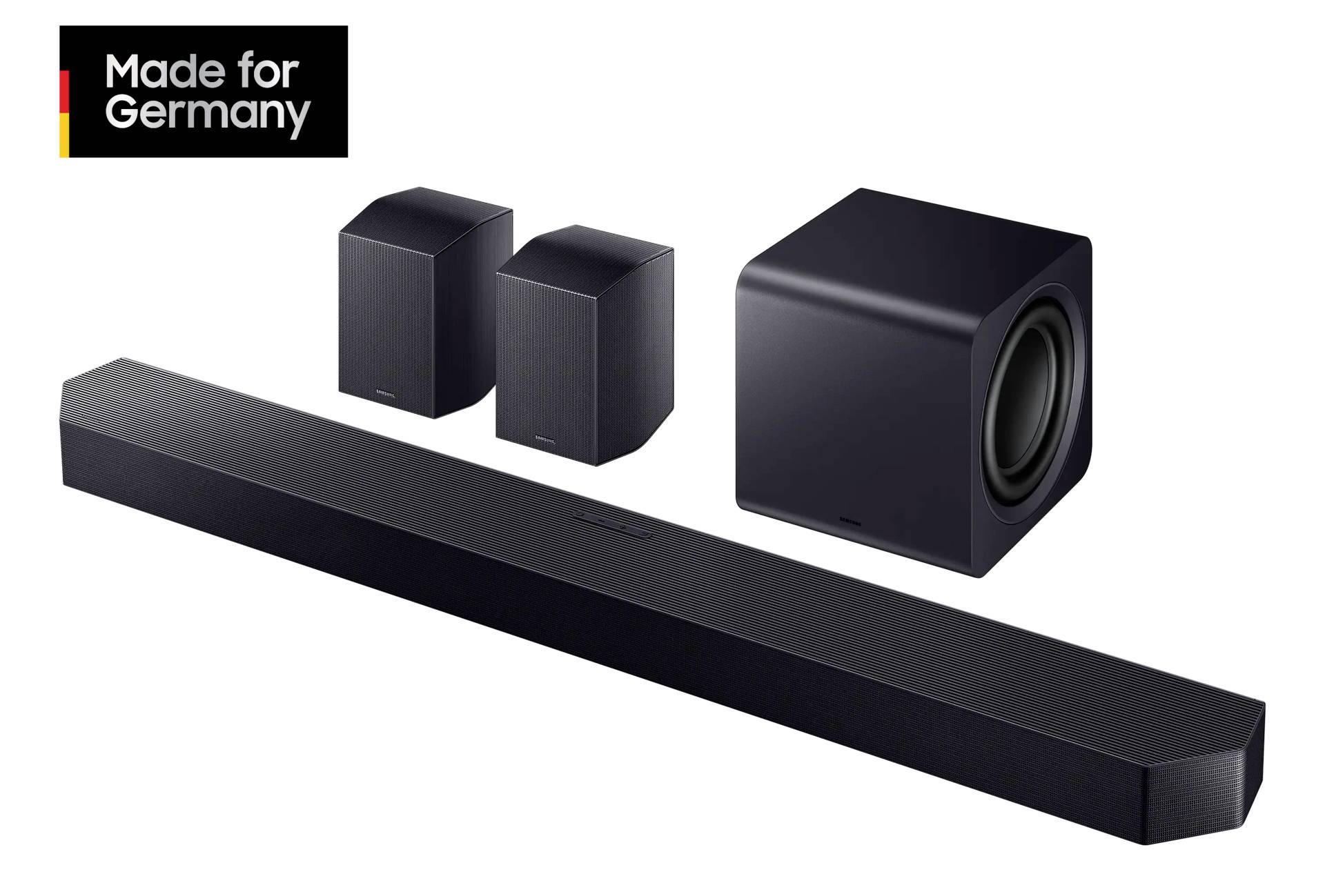 Soundsystem mit Soundbar, Subwoofer und zwei Lautsprechern. In der Ecke steht ein Logo: 'Made for Germany'.