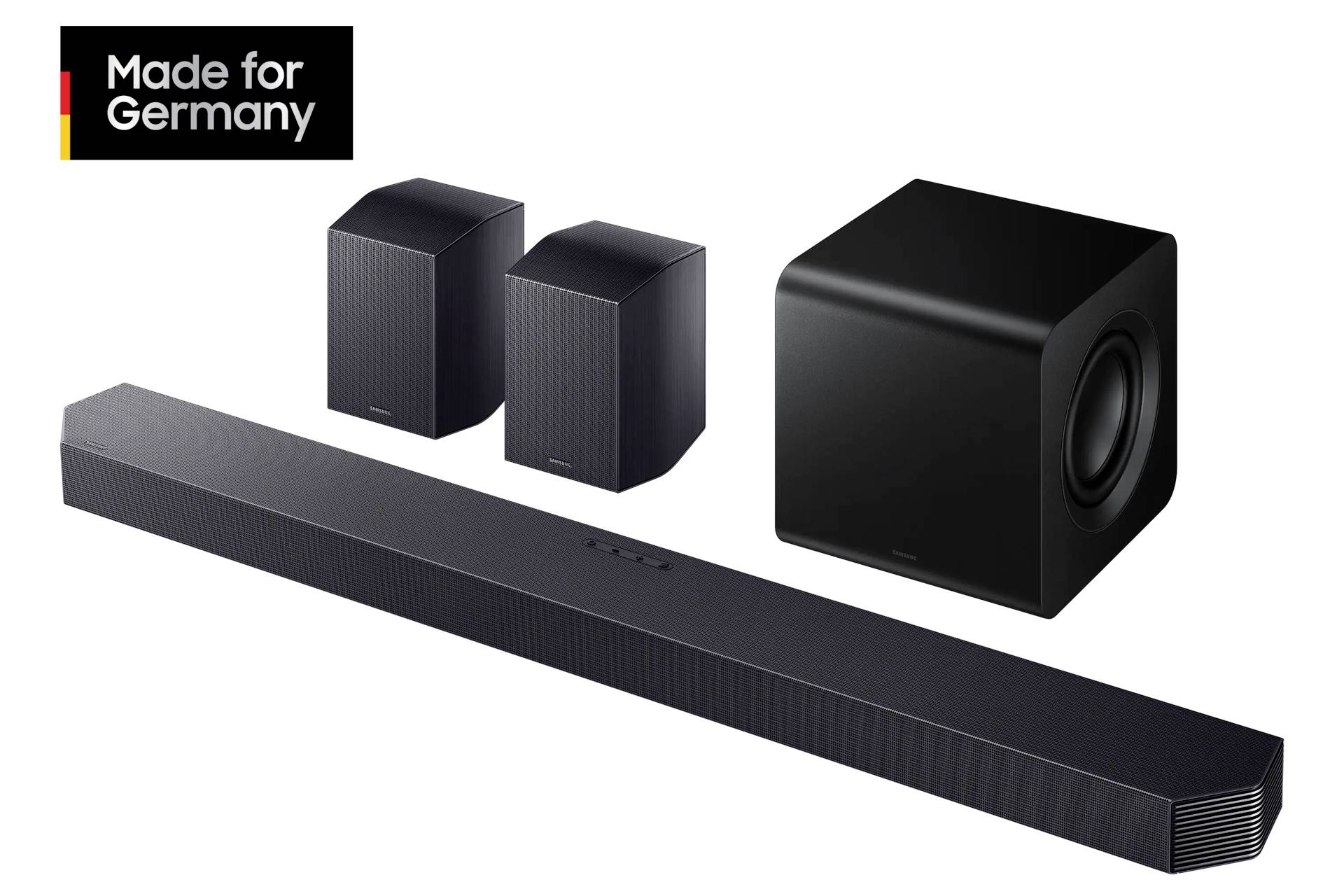 Ein Soundbar-System in Schwarz, bestehend aus einer Soundbar, zwei kleinen Lautsprechern und einem Subwoofer, präsentiert sich.