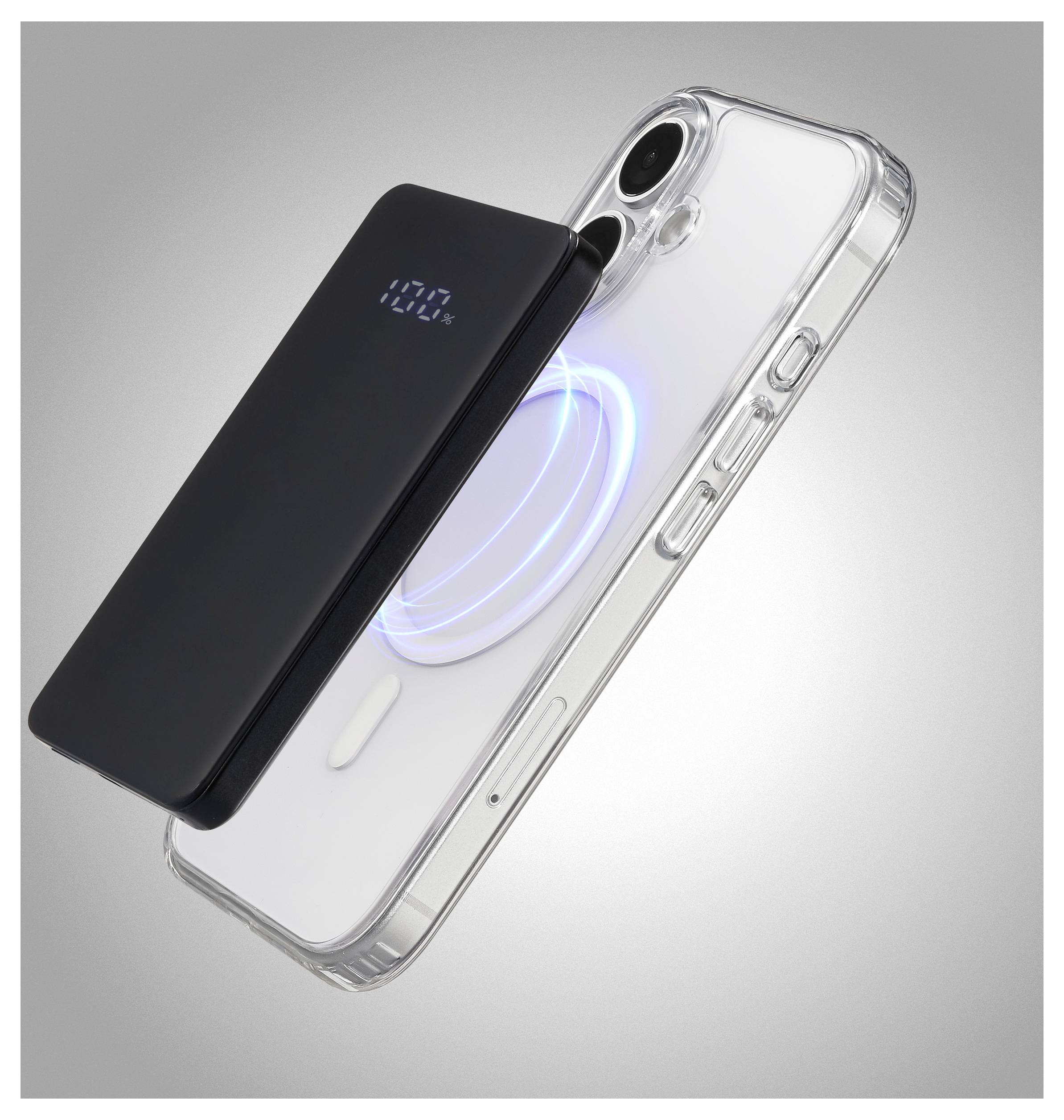 Transparente Handyhülle mit einem kreisförmigen blauen Lichtmuster, das ein drahtloses Ladegerät umgibt. Ein schwarzes Handy-Zubehör schwebt darüber.