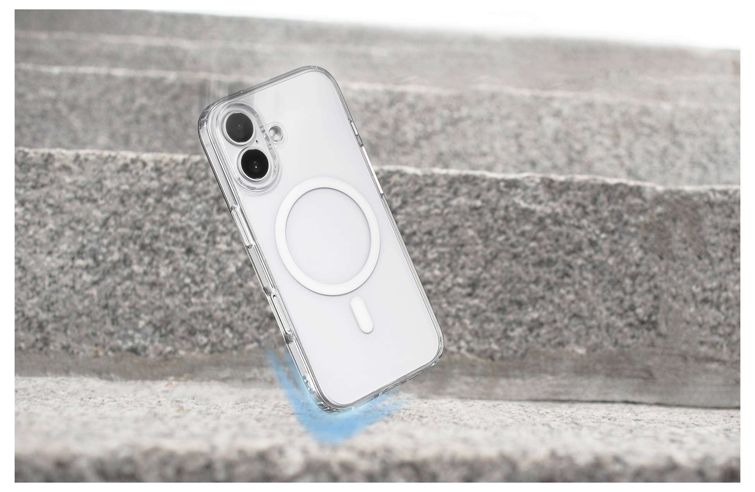 Ein weißes Smartphone mit einer transparenten Hülle, die ein kreisförmiges MagSafe-Design zeigt, ist schräg auf Steinstufen positioniert und vermittelt einen Eindruck von Bewegung und Robustheit.