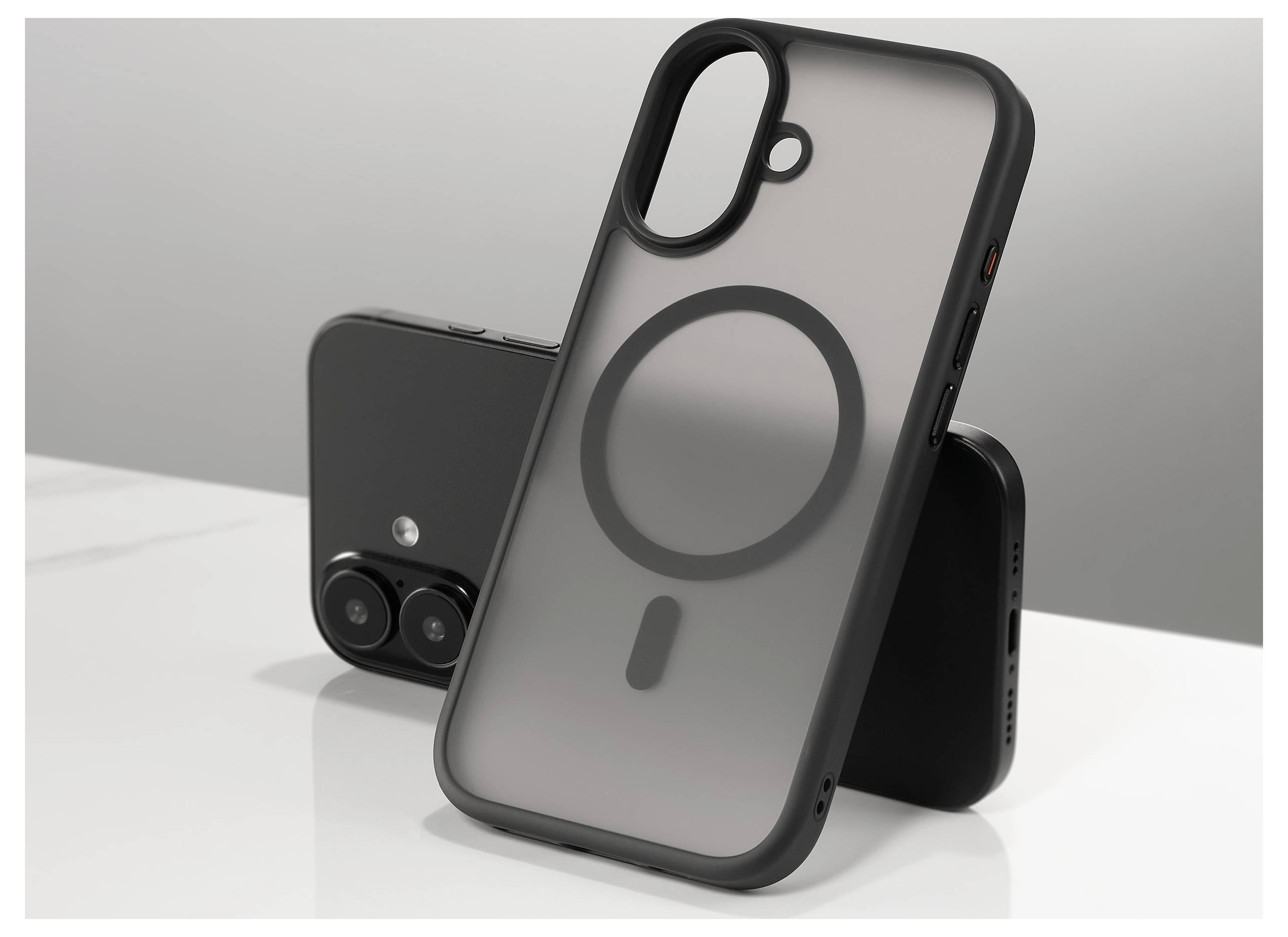 Zwei Smartphones auf einer weißen Oberfläche, eines mit mattschwarzem Rücken und sichtbaren Kameraobjektiven, das andere in einer durchsichtigen Schutzhülle.