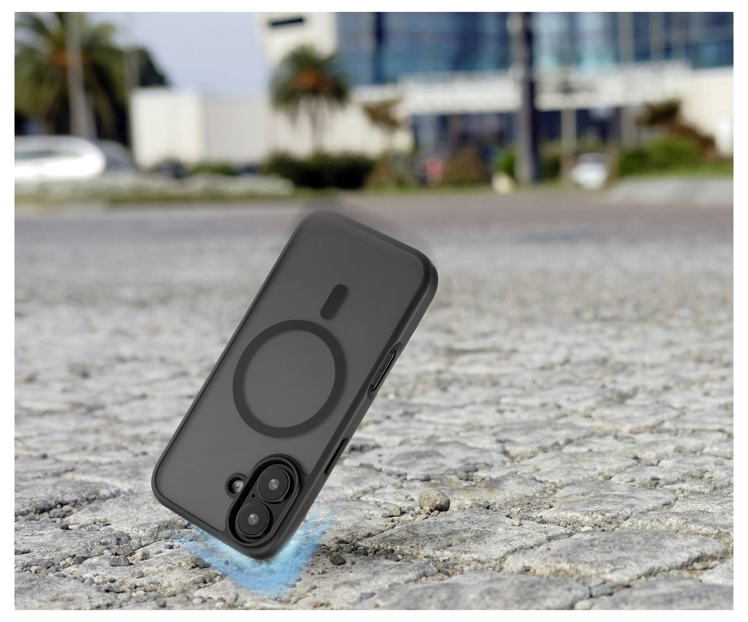 Ein Smartphone mit einem robusten Gehäuse schwebt in der Luft und ist im Begriff, auf einer gepflasterten Oberfläche aufzuschlagen, wobei seine stoßfeste Eigenschaft hervorgehoben wird.