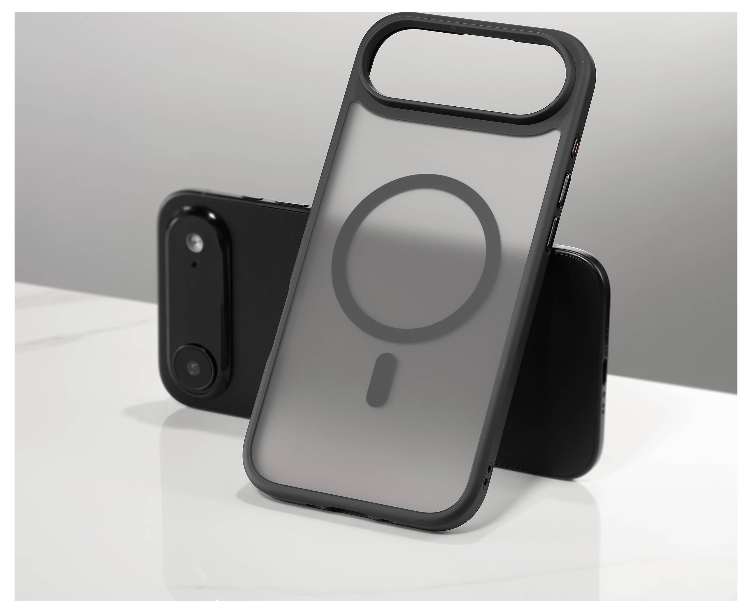 Ein Smartphone steht auf seiner Seite, gestützt von seinem MagSafe-kompatiblen Gehäuse mit einer kreisförmigen Rückseite, platziert auf einer weißen Marmoroberfläche.