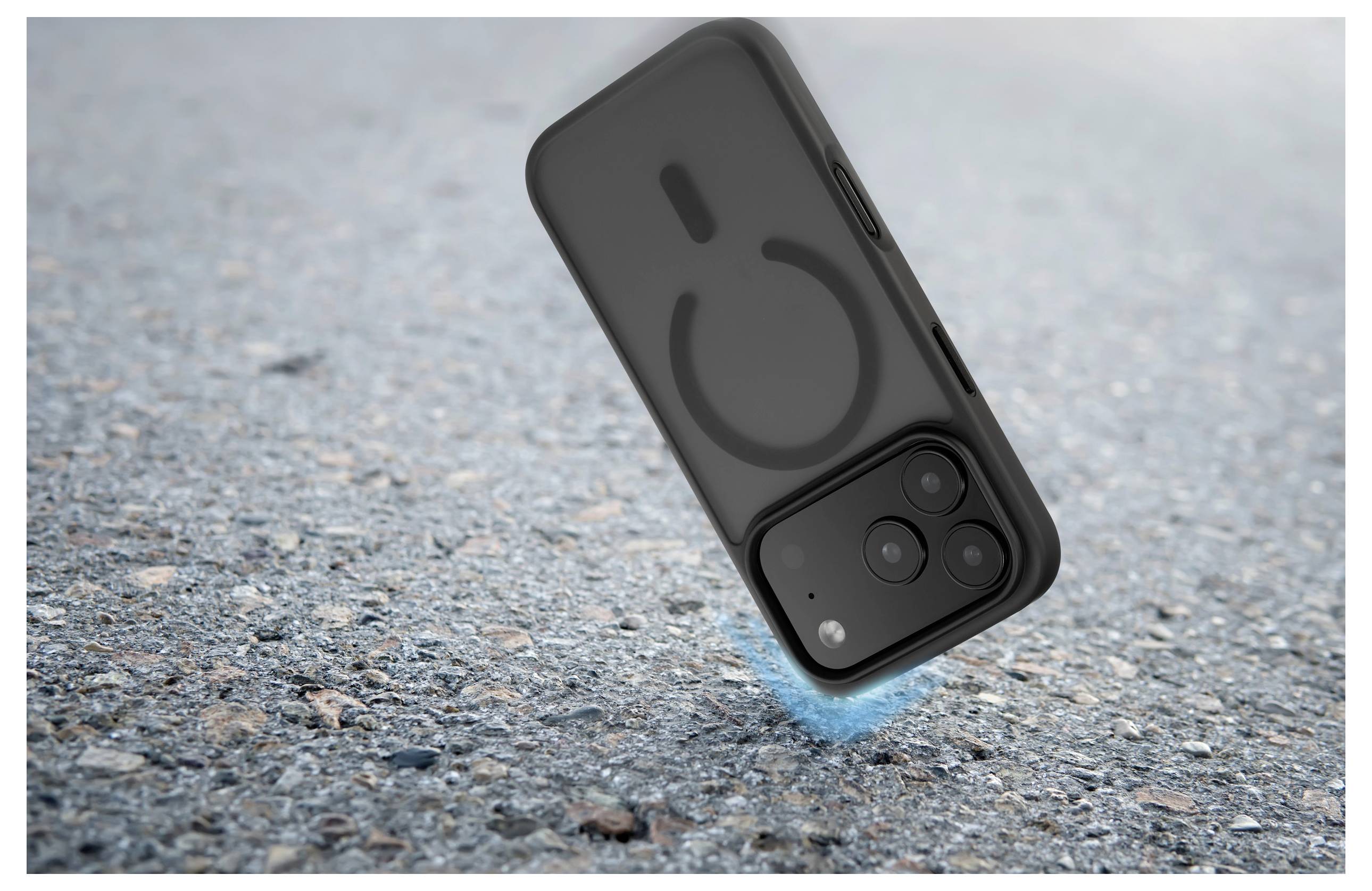 Ein Smartphone in einem schwarzen Gehäuse prallt auf den Boden, umgeben von blauen Aufprallwellen, was eine Szene möglicher Beschädigung andeutet.