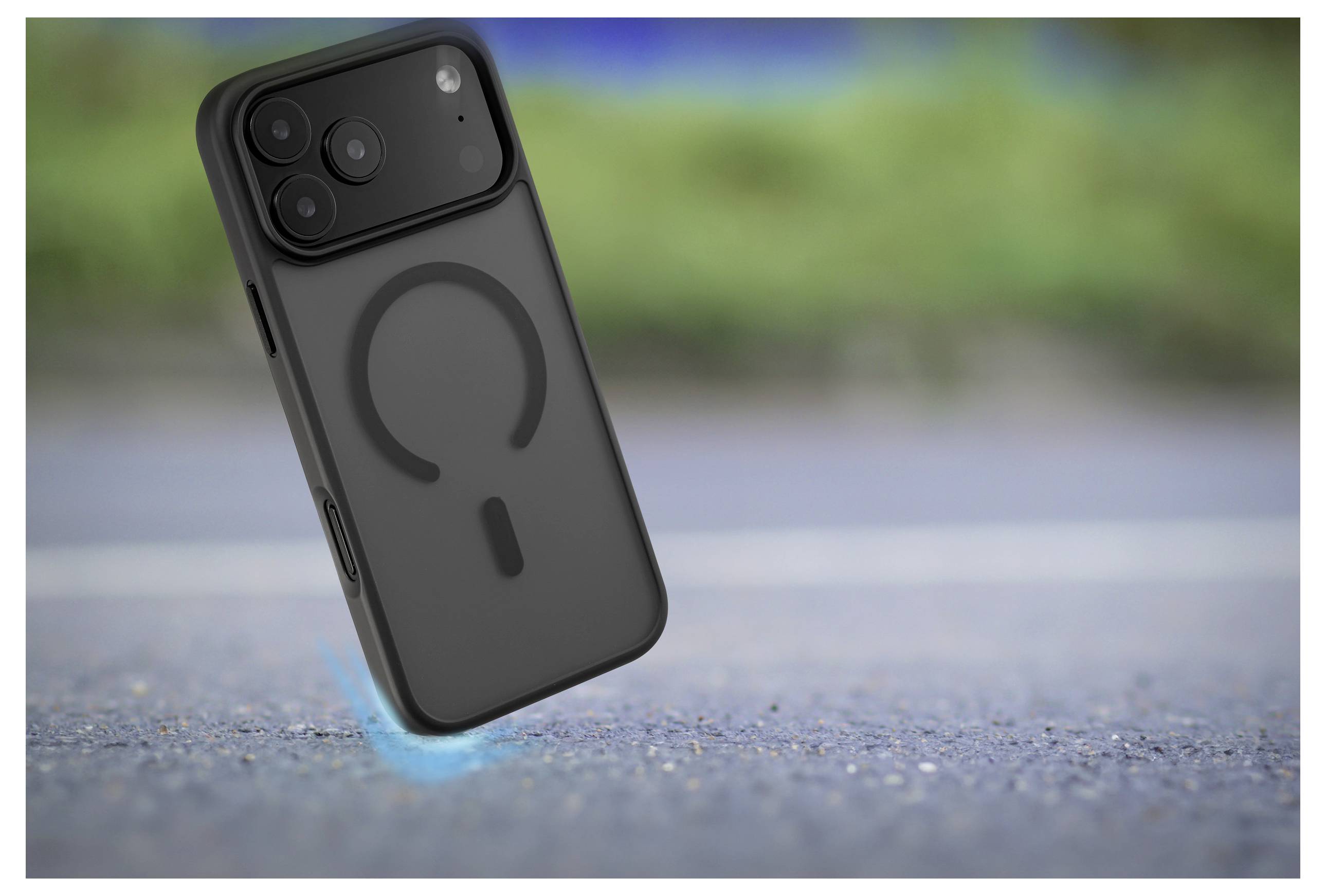 Ein schwarzes Smartphone mit einem einzigartigen Linsendesign und sichtbarem Ladungssymbol auf dem Gehäuse, das über einer verschwommenen Außenoberfläche schwebt.