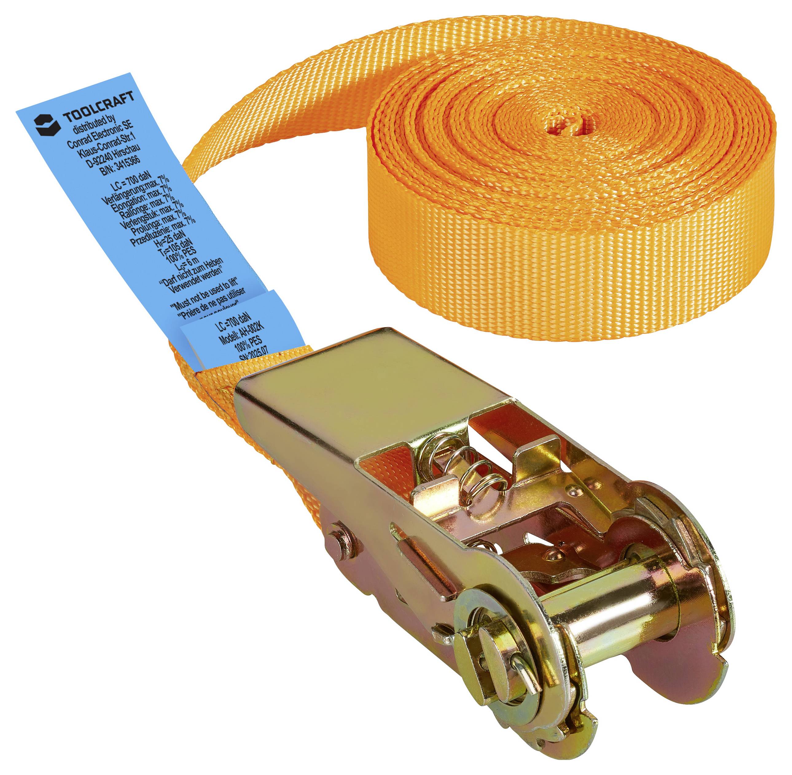 Ein orangefarbener Spanngurt mit einer Metallschnalle und einem blauen Etikett. Zum Sichern von Ladung verwendet.