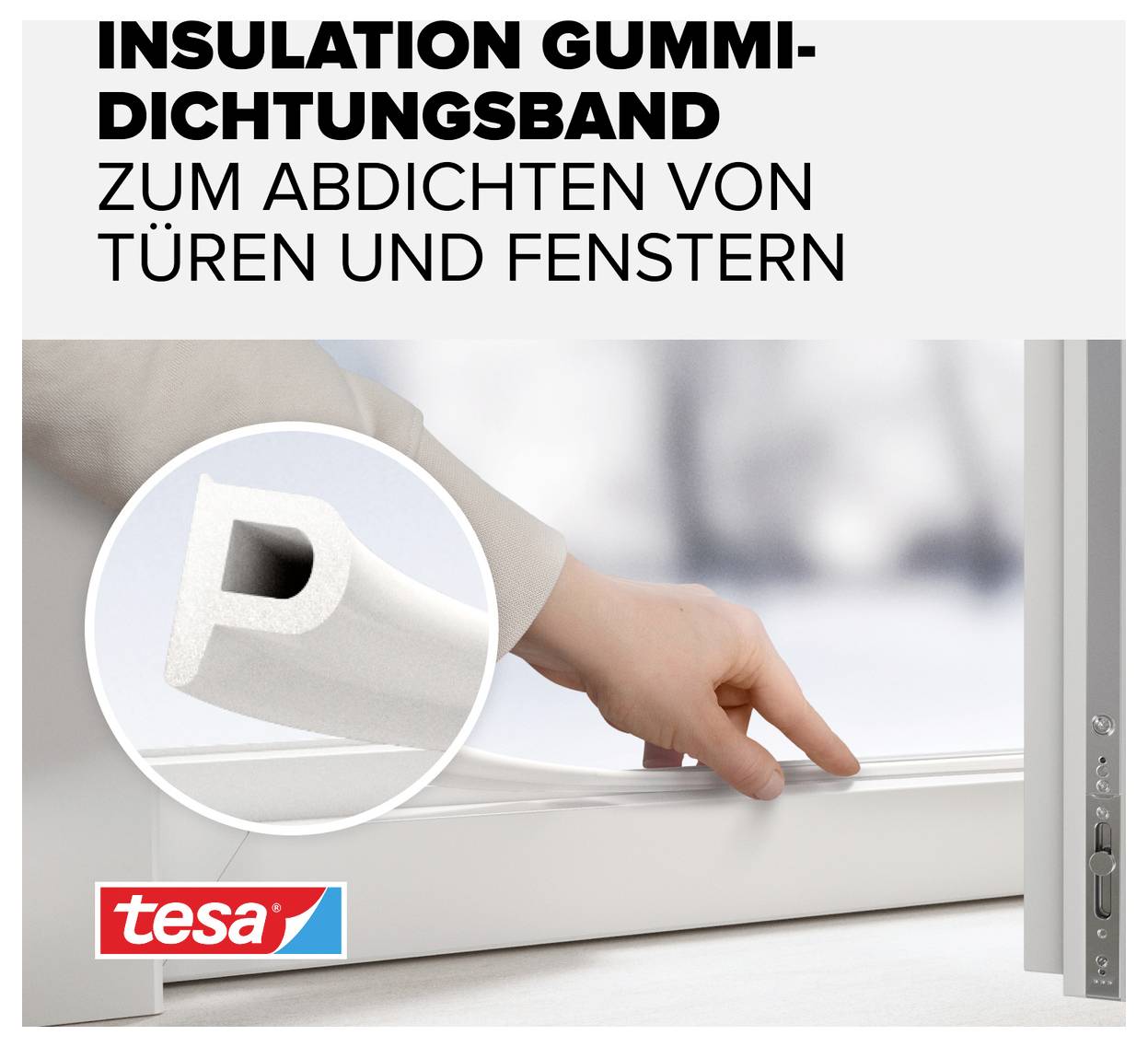 Gummidichtungsband zur Abdichtung von Türen und Fenstern wird demonstriert. Eine Hand drückt das Band auf einen Fensterrahmen.