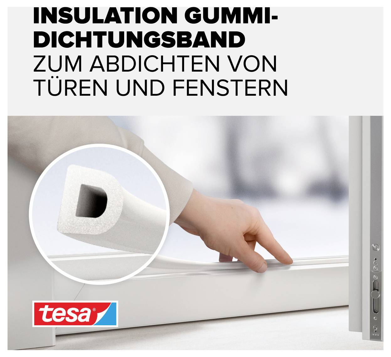 Eine Person drückt ein weißes Gummidichtungsband an den Rahmen einer Tür. Text oben: 'INSULATION GUMMIDICHTUNGSBAND ZUM ABDICHTEN VON TÜREN UND FENSTERN'.
