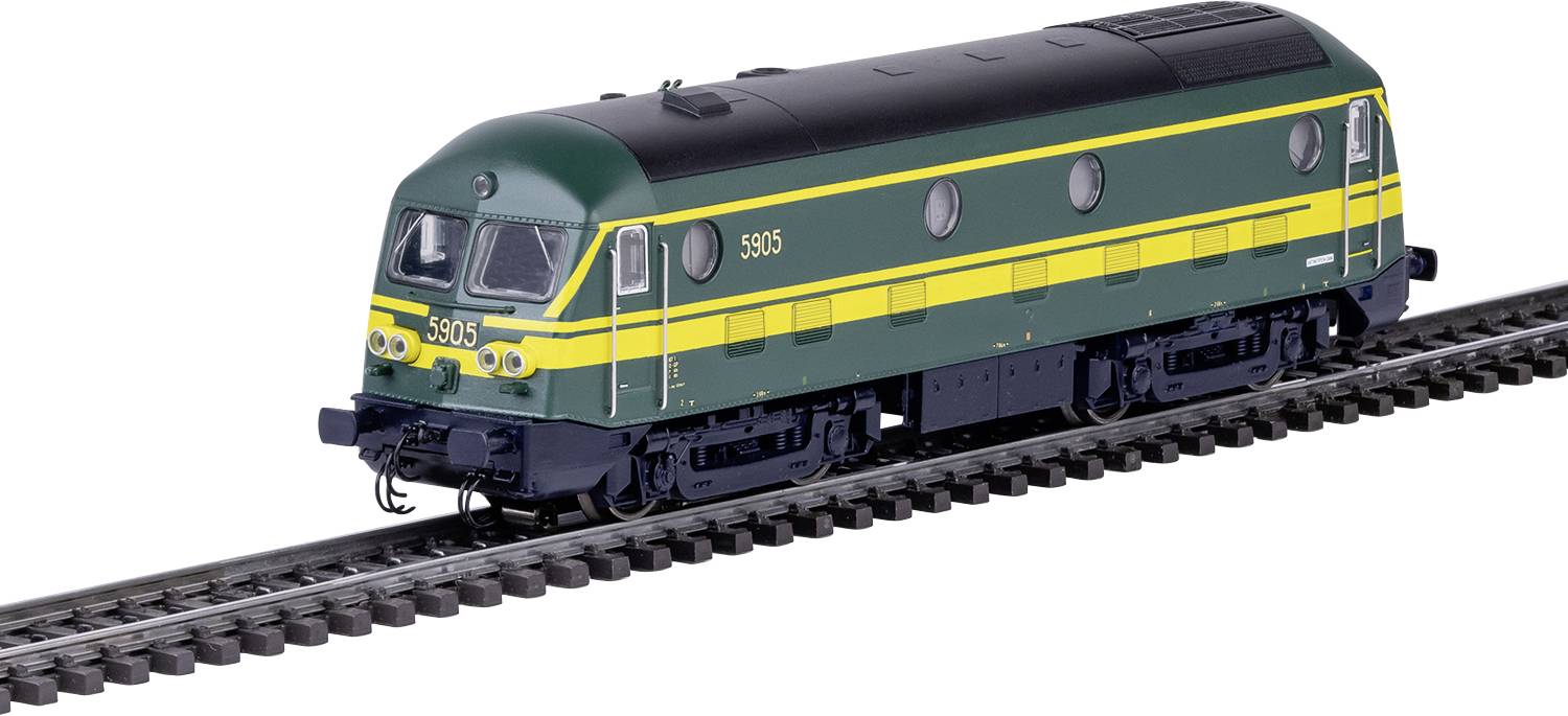 Ein grüner Modellzug mit gelbem Streifen und der Nummer '5305' fährt auf einem Gleis.