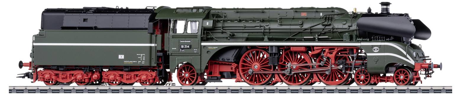 Eine grüne Modell-Dampflokomotive mit roten Rädern und Details. Sie steht auf einem Gleisabschnitt und zeigt viele technische Feinheiten.