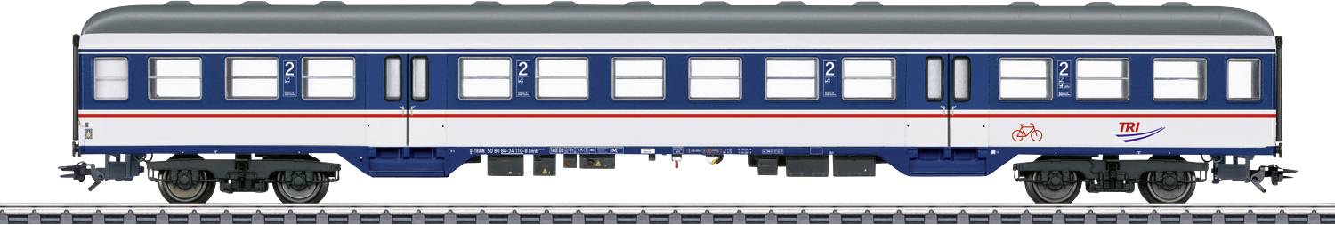 Ein blauer und weißer Eisenbahnwagen der 2. Klasse mit rotem Streifen, Symbolen für Fahrräder und DB-Logo, steht auf Gleisen.