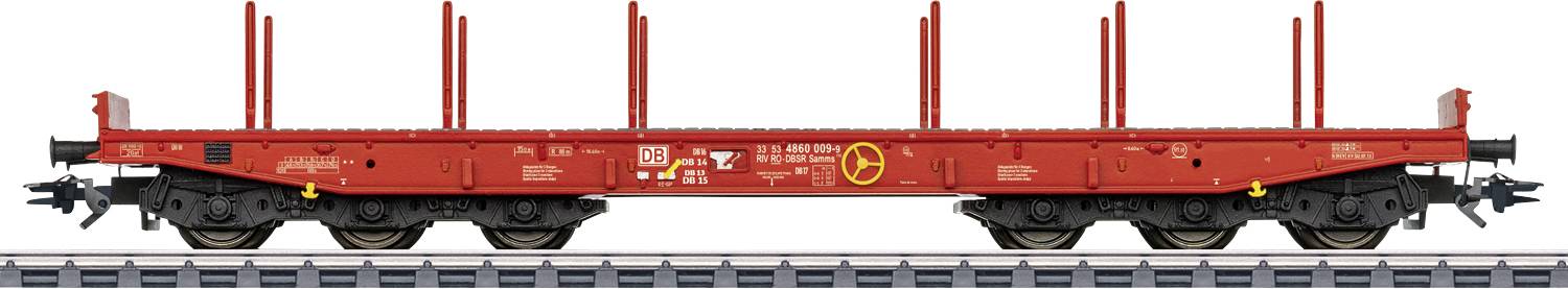 Ein roter Güterwaggon mit seitlichen Stangen auf Gleisen, ohne Beladung. Geeignet für den Transport von Langgütern wie Holzstämmen.