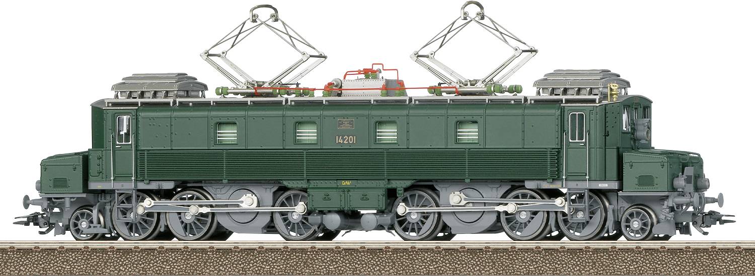 Eine grüne elektrische Lokomotive mit Pantografen steht auf einem Gleis. Sie hat sechs Achsen und ist in einem klassischen Design.