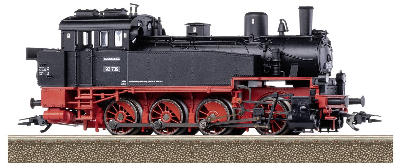 Eine schwarze Dampflokomotive mit rotem Fahrwerk steht auf einem Gleis. Sie hat eine markante Schornsteinhaube und große Räder.